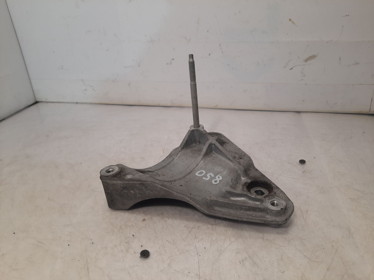 кронштейн двигателя Chevrolet Equinox 3 поколение 2019, 1.5 л., бензин, АКПП, белый, внедорожник 5 дв., передний привод, 12651063 - фото №1