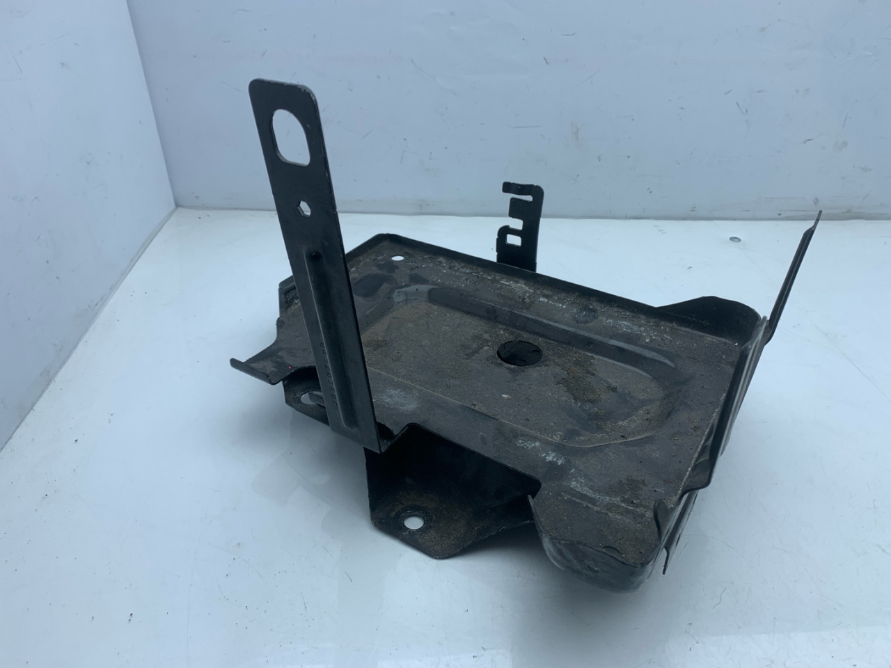 Аккумуляторный ящик(АКБ) Chevrolet Equinox 3 поколение 2019, 1.5 л., бензин, АКПП, белый, внедорожник 5 дв., передний привод - фото №1