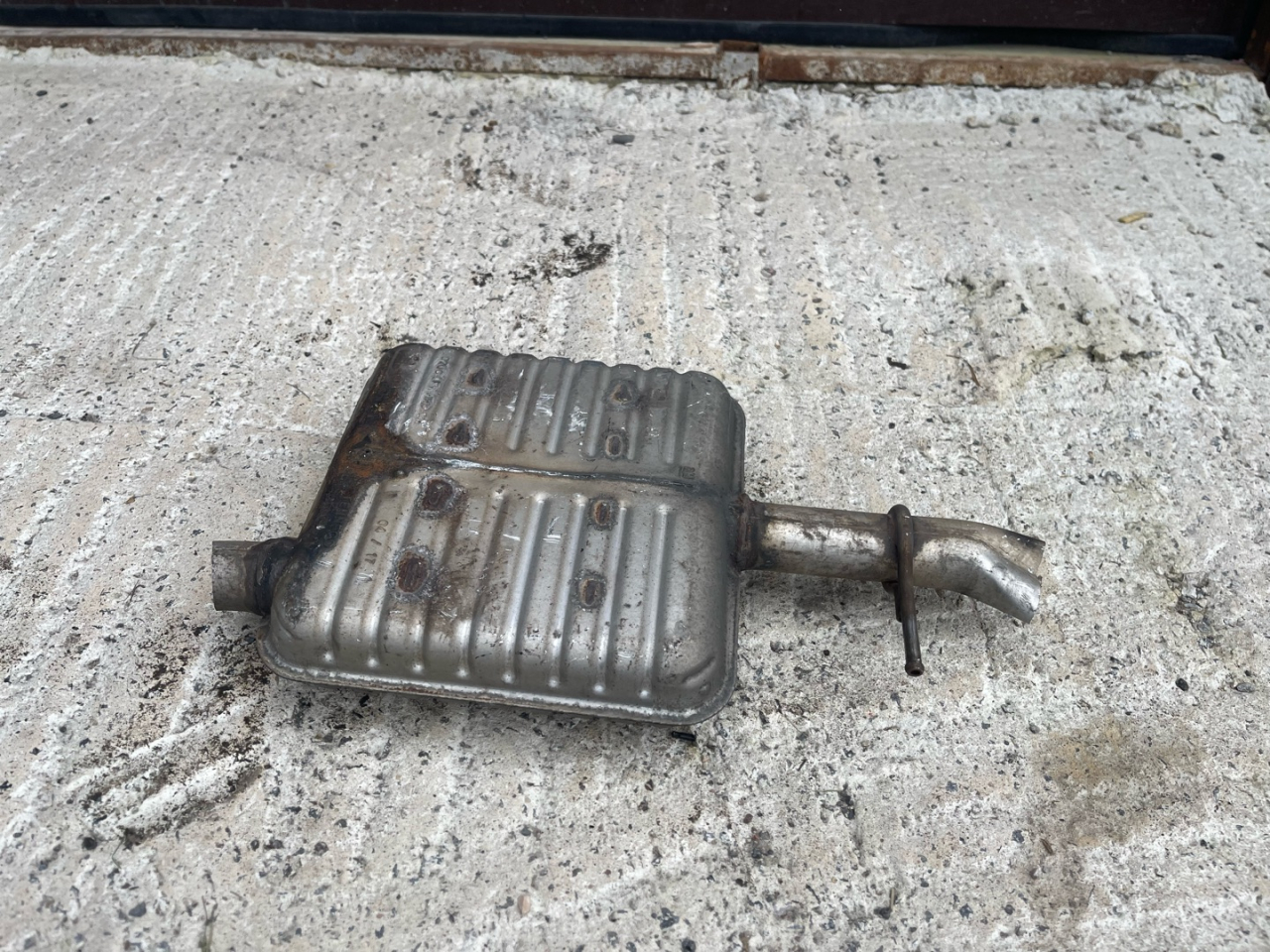 глушитель Chevrolet Equinox 3 поколение 2018, 1.5 л., бензин, АКПП, черный, внедорожник 5 дв., полный привод - фото №1