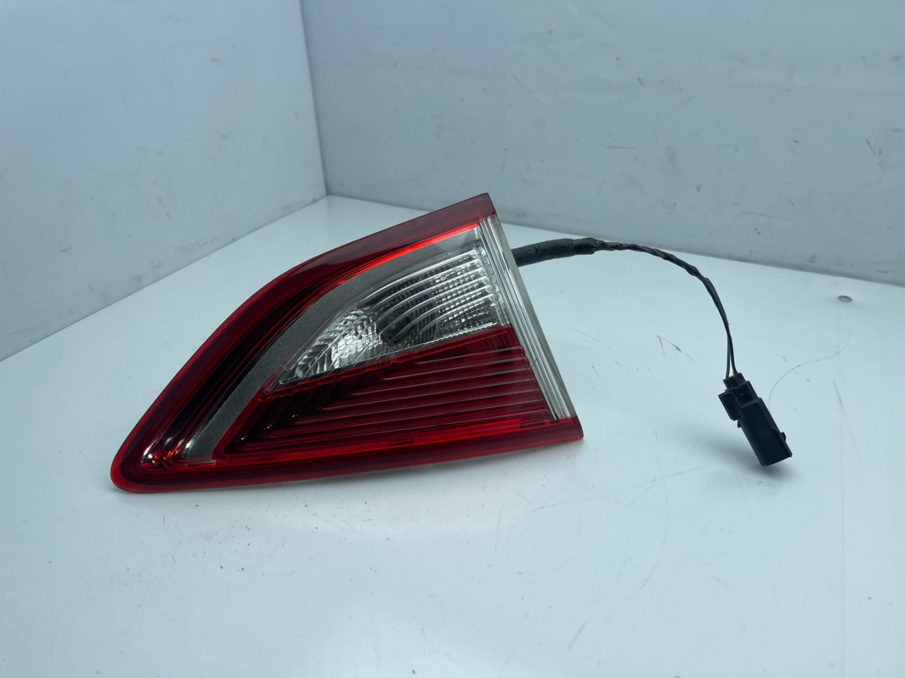 фонарь крышки багажника левый Ford Escape 3 поколение C520 2014, 2.5 л., бензин, АКПП, внедорожник 5 дв. - фото №1