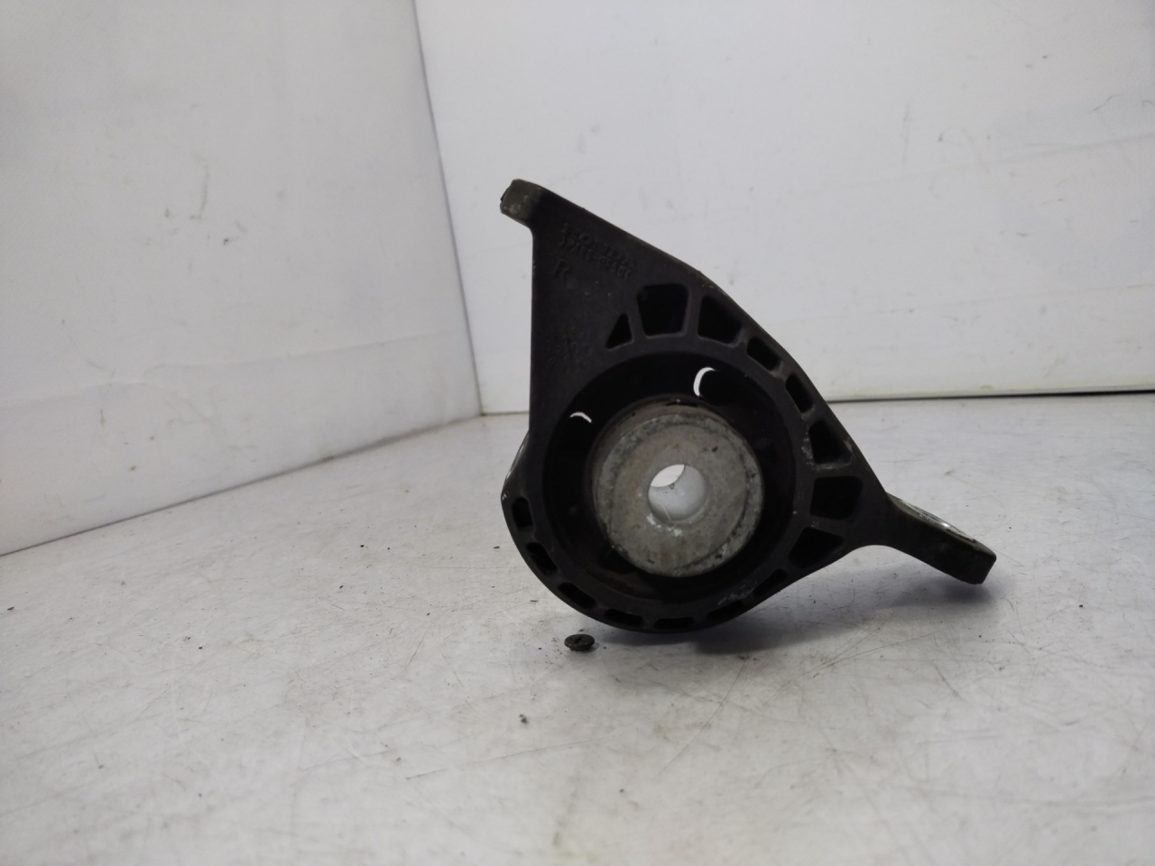 подушка крепления КПП Acura RDX 3 поколение 2020, 2.0 л., бензин, АКПП, черный, внедорожник 5 дв., полный привод - фото №1