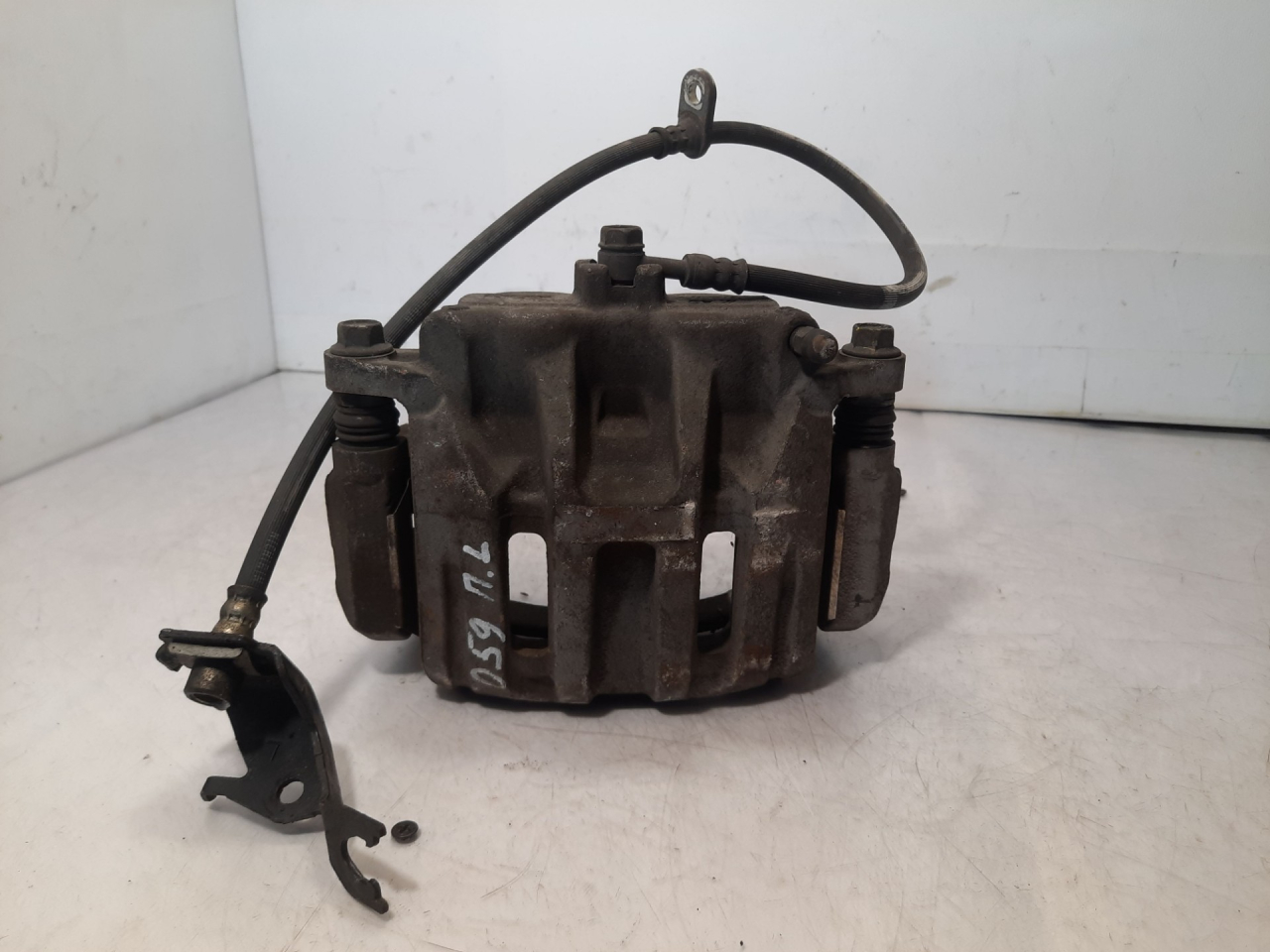 суппорт передний левый Acura RDX 3 поколение 2020, 2.0 л., бензин, АКПП, белый, внедорожник 5 дв., полный привод - фото №1