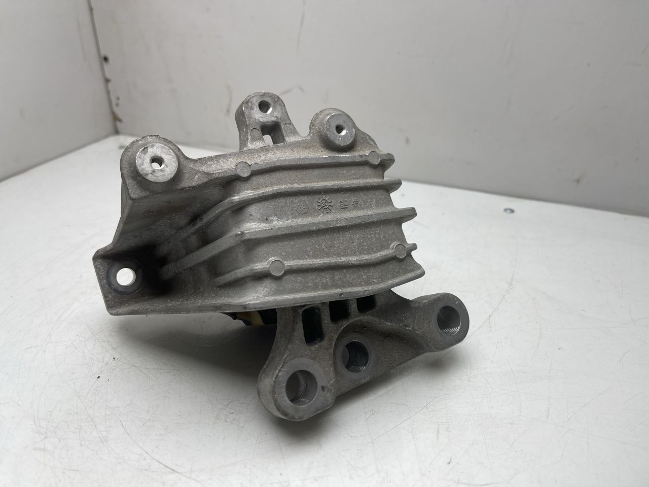 подушка крепления КПП Chevrolet TrailBlazer 3 поколение 2021, 1.3 л., бензин, АКПП, черный, хетчбэк 5 дв., передний привод - фото №1