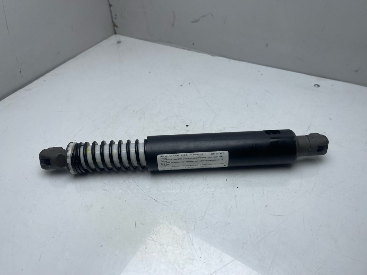 амортизатор крышки багажника (3-5 двери) Acura RDX 3 поколение 2020, 2.0 л., бензин, АКПП, белый, внедорожник 5 дв., полный привод, 74981TJBA014M1 - фото №1