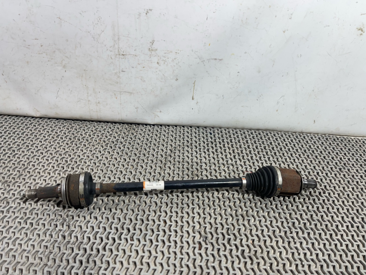 полуось задняя (приводной вал, ШРУС) Acura RDX 3 поколение 2020, 2.0 л., бензин, АКПП, белый, внедорожник 5 дв., полный привод, 42311TJBA020 - фото №1