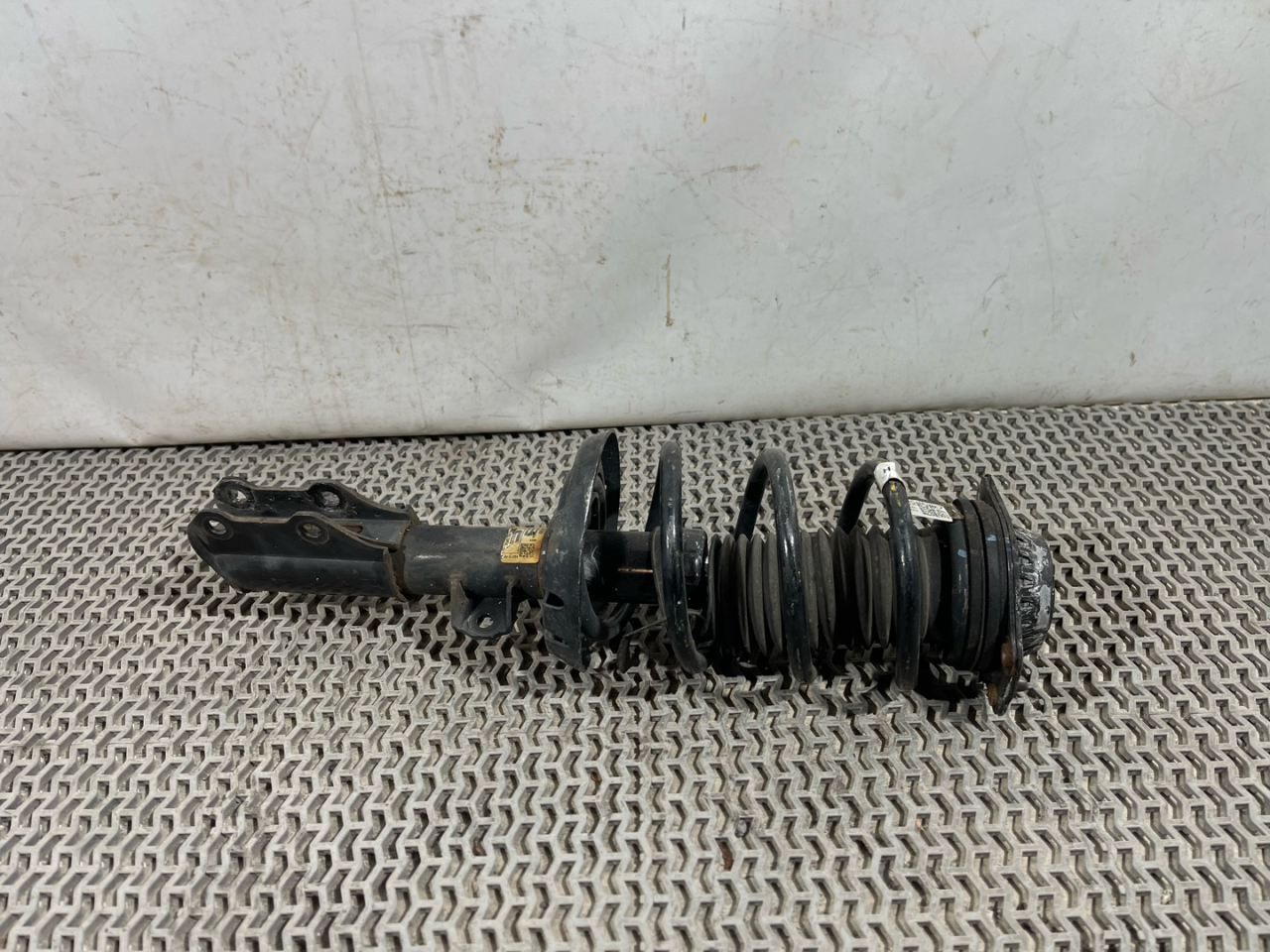 стойка передняя левая Chevrolet Equinox 3 поколение 2018, 1.5 л., бензин, АКПП, черный, внедорожник 5 дв., полный привод, 84230329 - фото №1