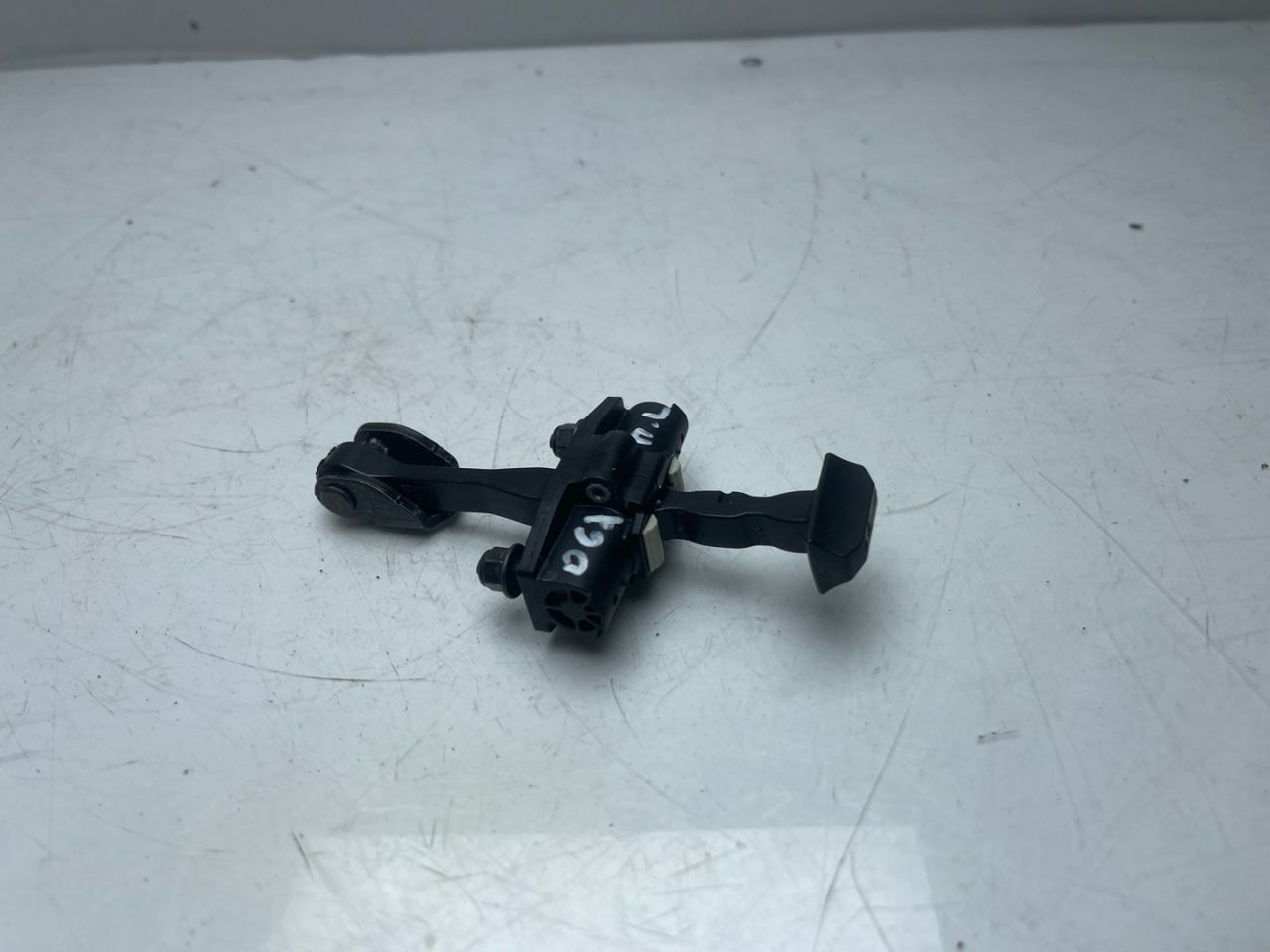 ограничитель открывания двери Volvo XC60 2 поколение 2023, 2.0 л., бензин, АКПП, белый, внедорожник 5 дв., передний привод - фото №1