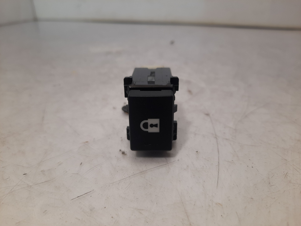 кнопка открытия багажника Subaru Outback 6 поколение 2020, 2.4 л., бензин, АКПП, серый, внедорожник 5 дв., полный привод - фото №1