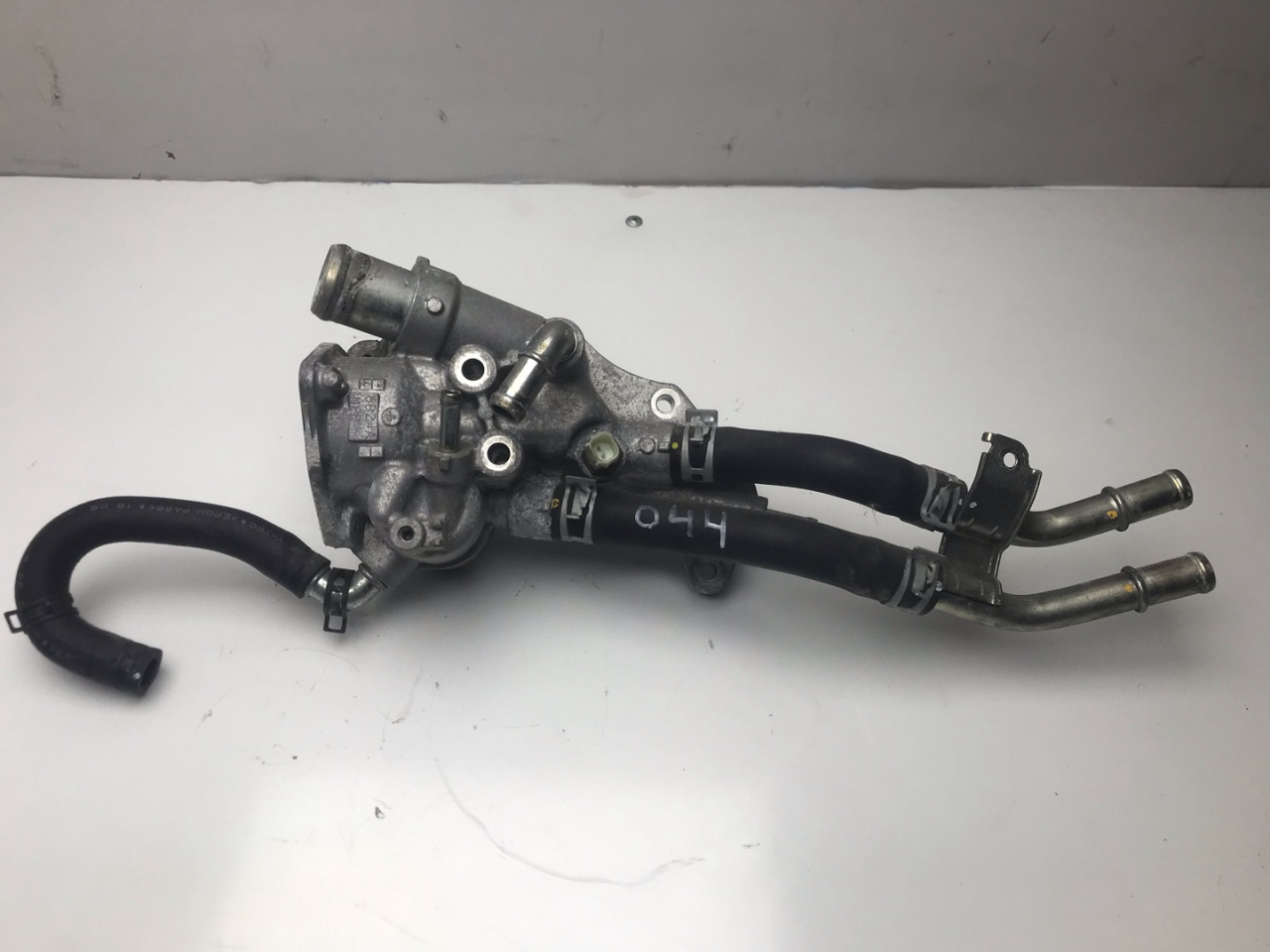 корпус термостата Acura RDX 3 поколение 2019, 2.0 л., бензин, АКПП, белый, внедорожник 5 дв., полный привод, 19321-6B2-A52 - фото №1