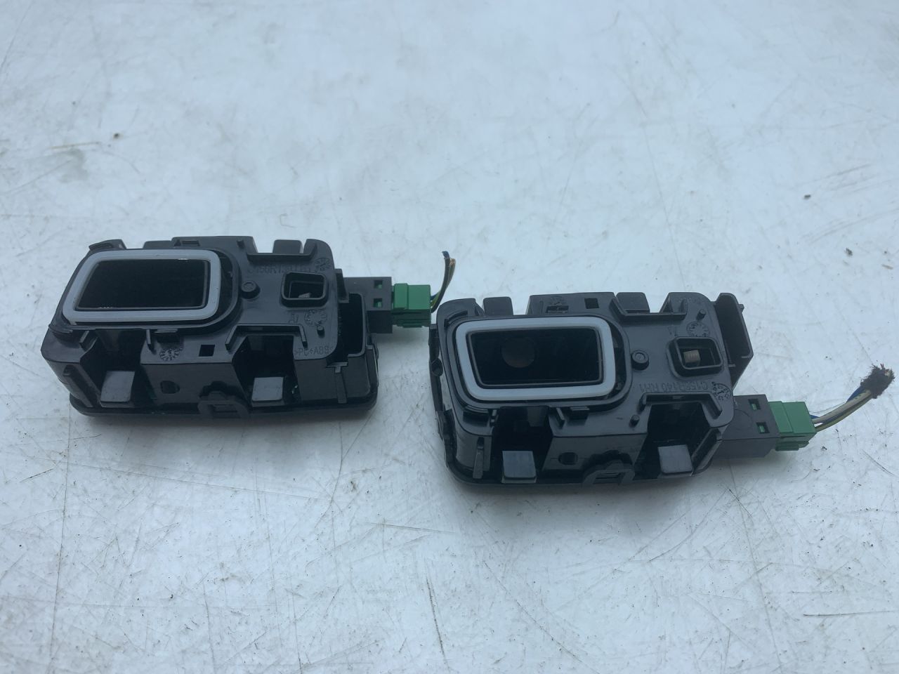 фонарь салона (плафон) Volvo XC60 2 поколение 2023, 2.0 л., бензин, АКПП, белый, внедорожник 5 дв., передний привод, 32275593, 32275594 - фото №1