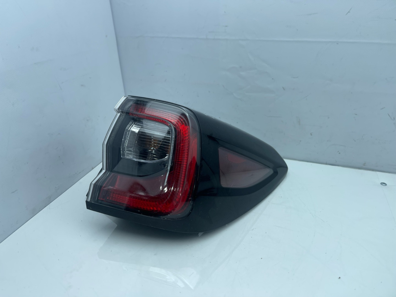 фонарь задний правый Subaru Outback 6 поколение 2020, 2.4 л., бензин, АКПП, серый, внедорожник 5 дв., полный привод - фото №1