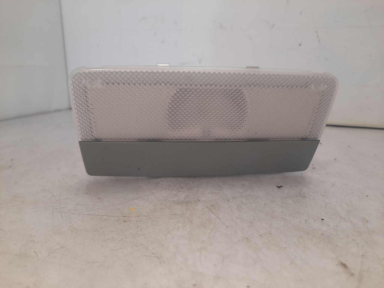 фонарь салона (плафон) Chevrolet Cruze 2 поколение 2017, 1.4 л., бензин, АКПП, серый, седан, 42598917 - фото №1