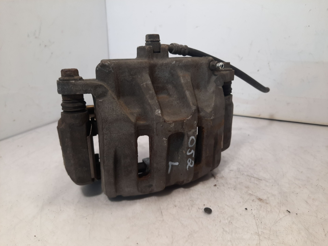 суппорт передний левый Acura RDX 3 поколение 2020, 2.0 л., бензин, АКПП, черный, внедорожник 5 дв., полный привод - фото №1