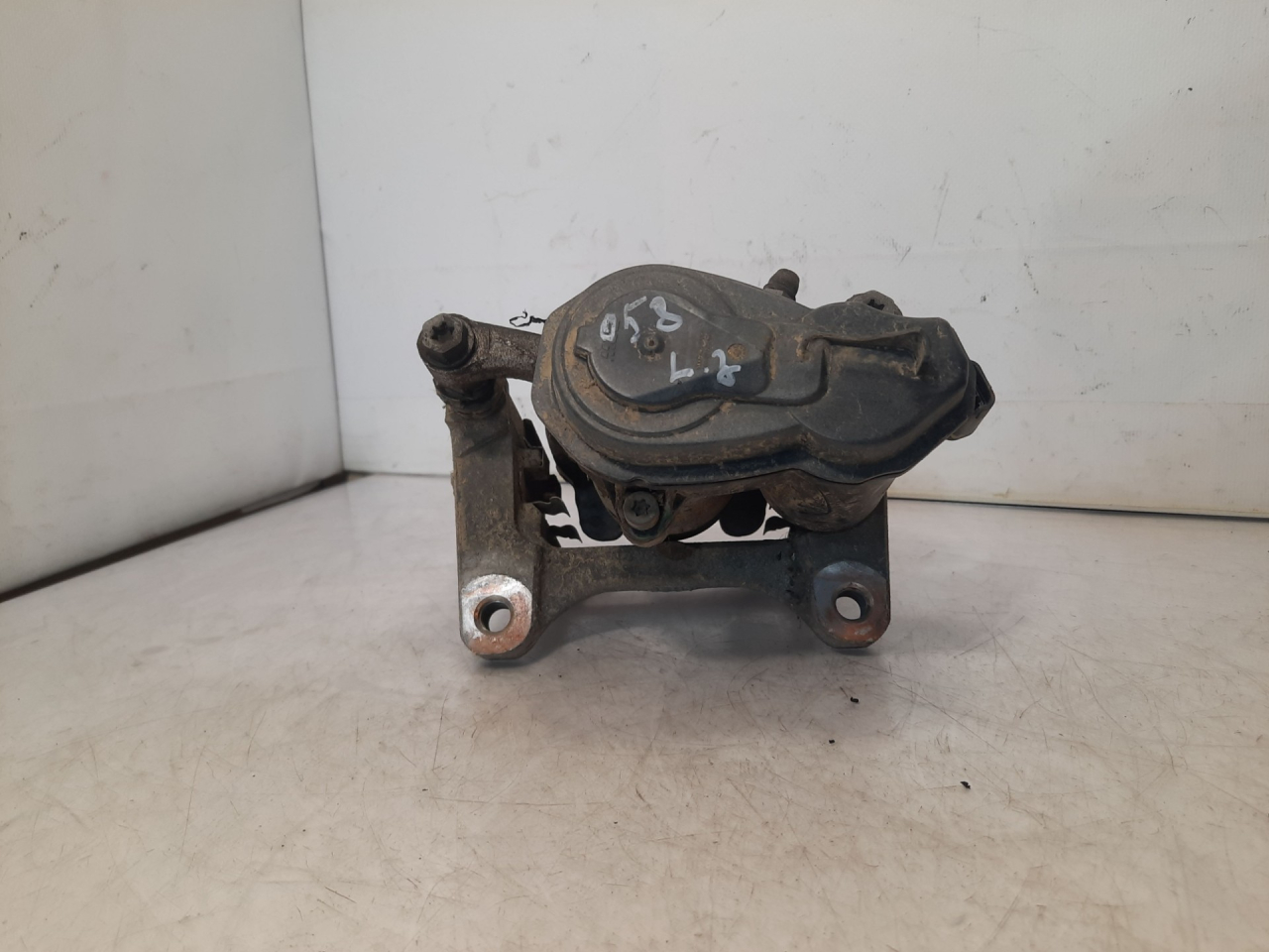 суппорт задний левый Chevrolet Equinox 3 поколение 2019, 1.5 л., бензин, АКПП, белый, внедорожник 5 дв., передний привод - фото №1