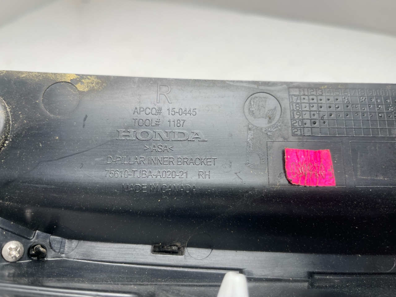 молдинг крыла заднего правого Acura RDX 3 поколение 2020, 2.0 л., бензин, АКПП, черный, внедорожник 5 дв., полный привод, 75610TJBAA02021 - фото №1