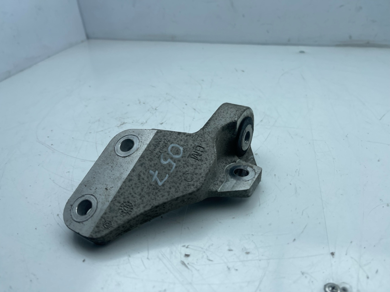 кронштейн (крепление) Chevrolet Equinox 3 поколение 2018, 1.5 л., бензин, АКПП, черный, внедорожник 5 дв., полный привод, 23393482 - фото №1