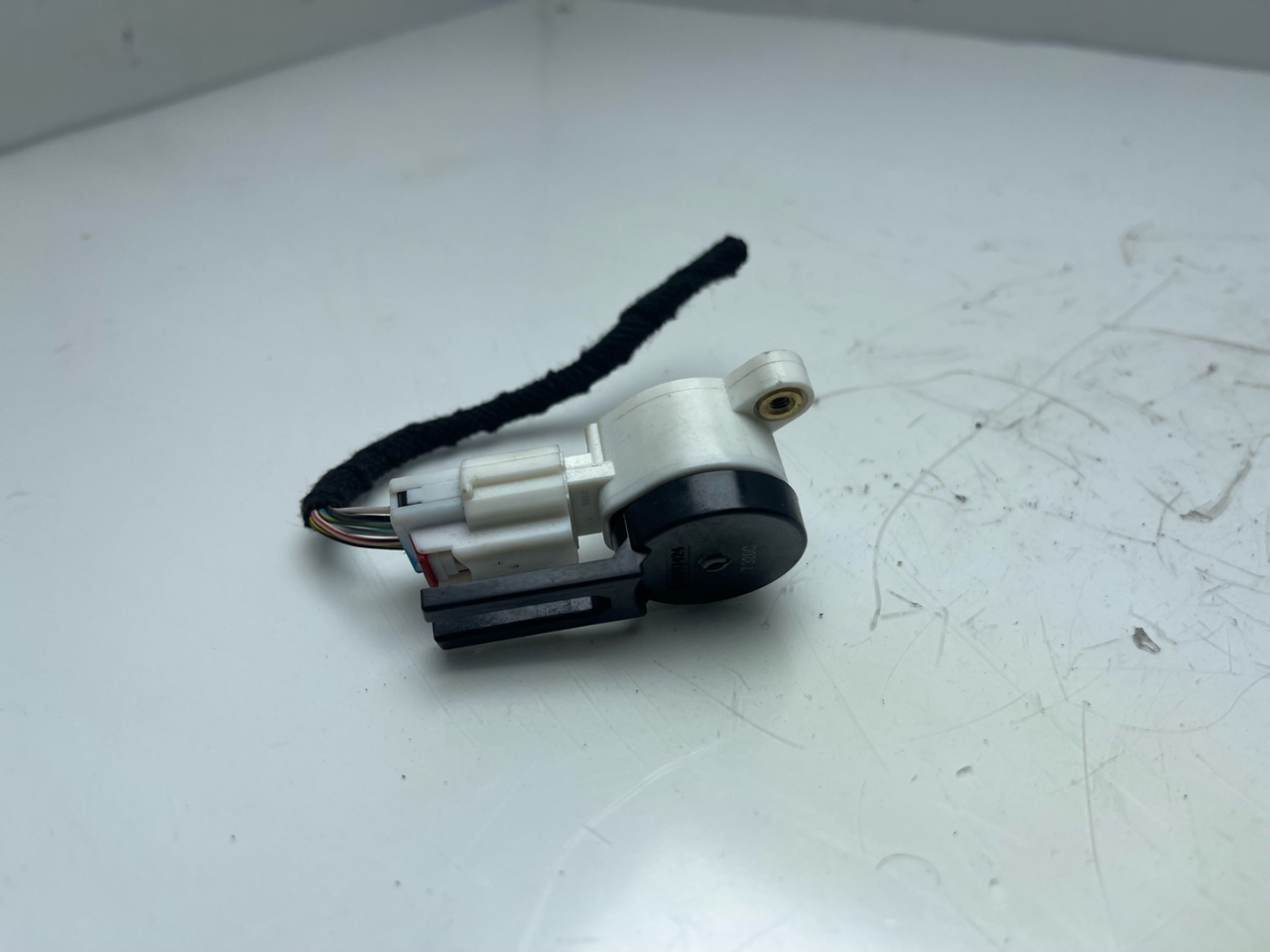 Датчик педали тормоза (лягушка) Chevrolet Equinox 3 поколение 2018, 1.5 л., бензин, АКПП, черный, внедорожник 5 дв., полный привод, 13597424 - фото №1