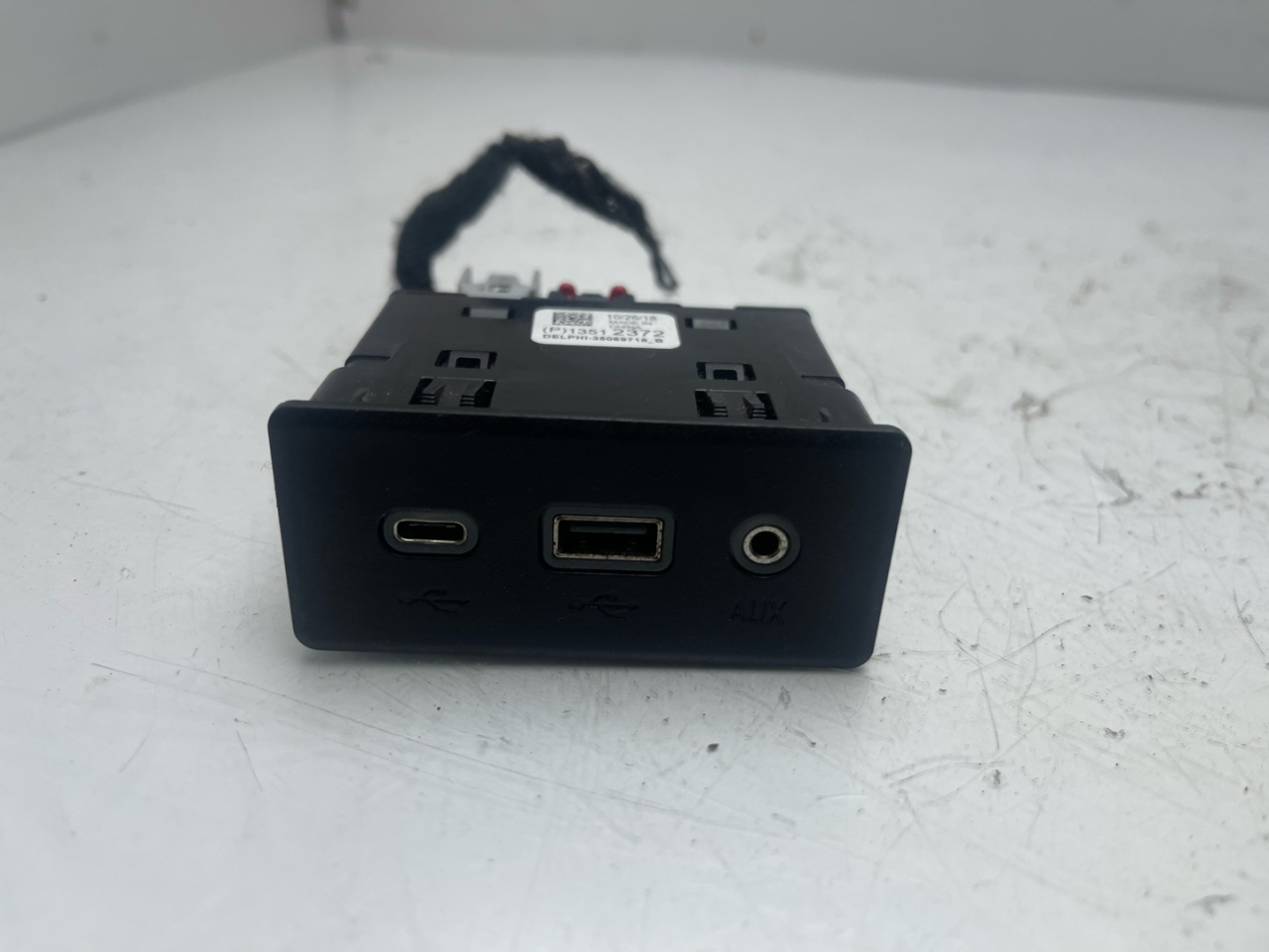 разъем AUX / USB Chevrolet Equinox 3 поколение 2019, 1.5 л., бензин, АКПП, белый, внедорожник 5 дв., передний привод, 13512372 - фото №1