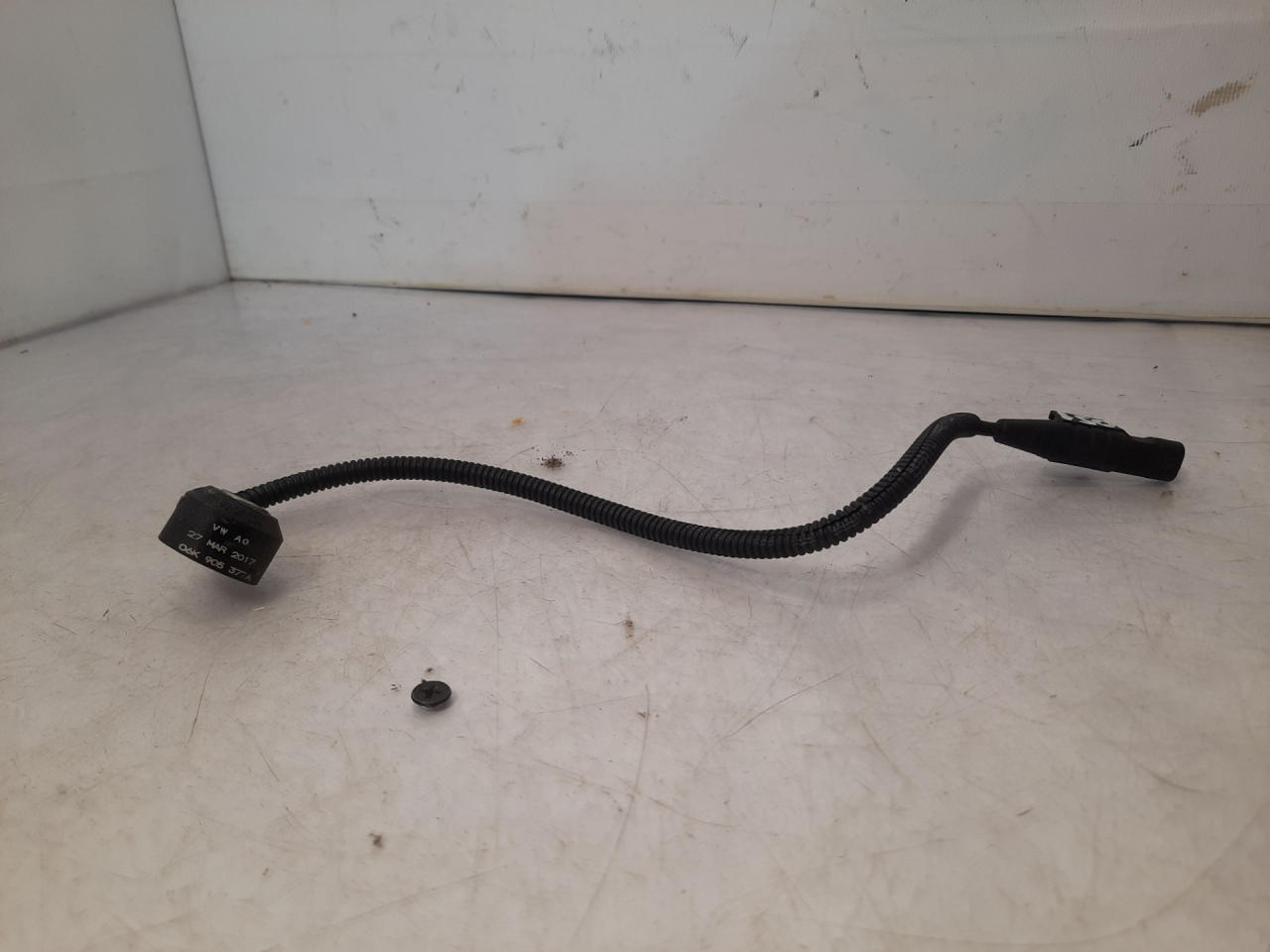 датчик детонации Volkswagen Atlas 2018, 2.0 л., бензин, АКПП, черный, внедорожник 5 дв., передний привод, 06K905377A - фото №1