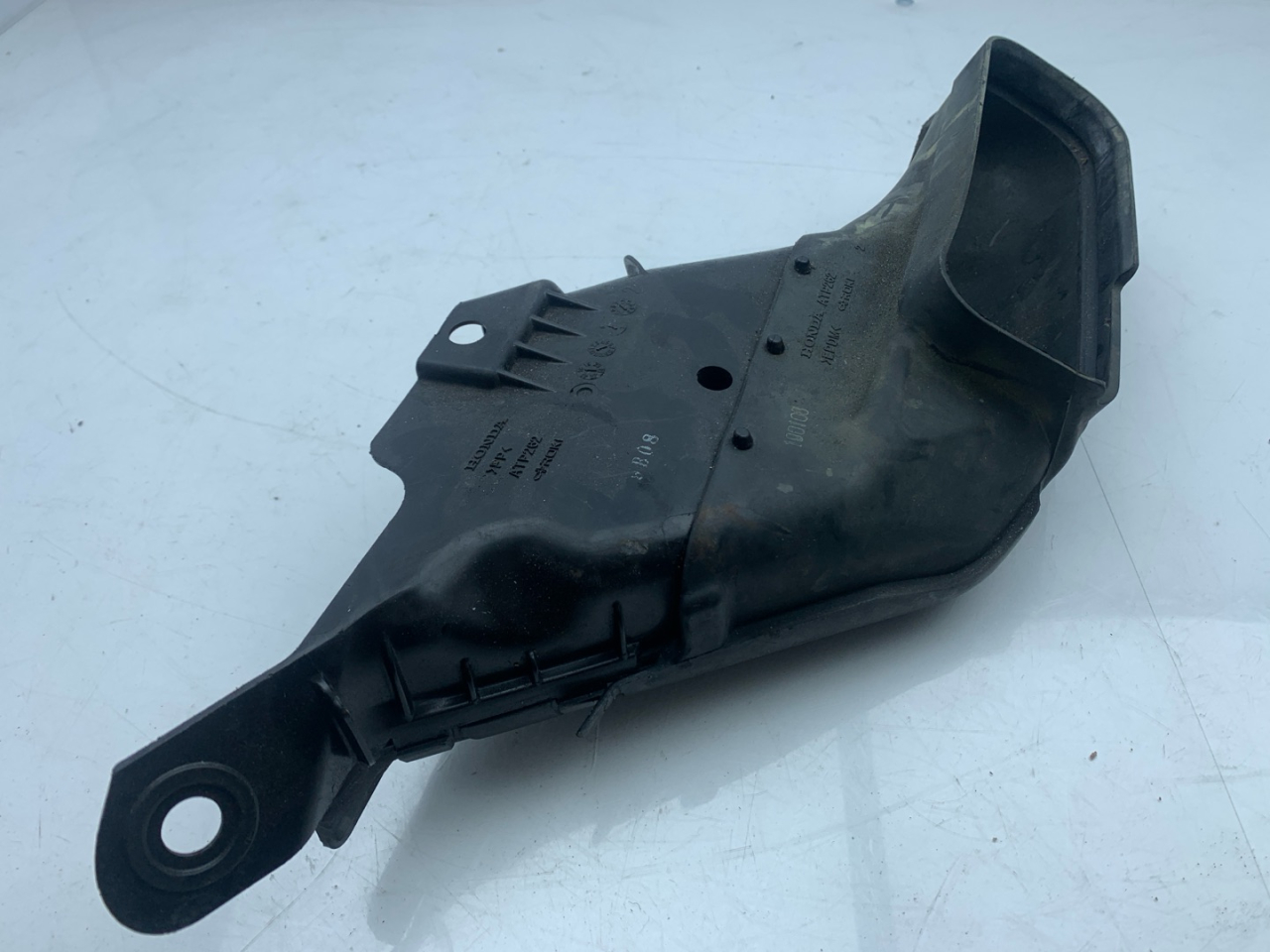 воздухозаборник Acura RDX 3 поколение 2020, 2.0 л., бензин, АКПП, белый, внедорожник 5 дв., полный привод, ATR262, 17243-5YF-A01 - фото №1