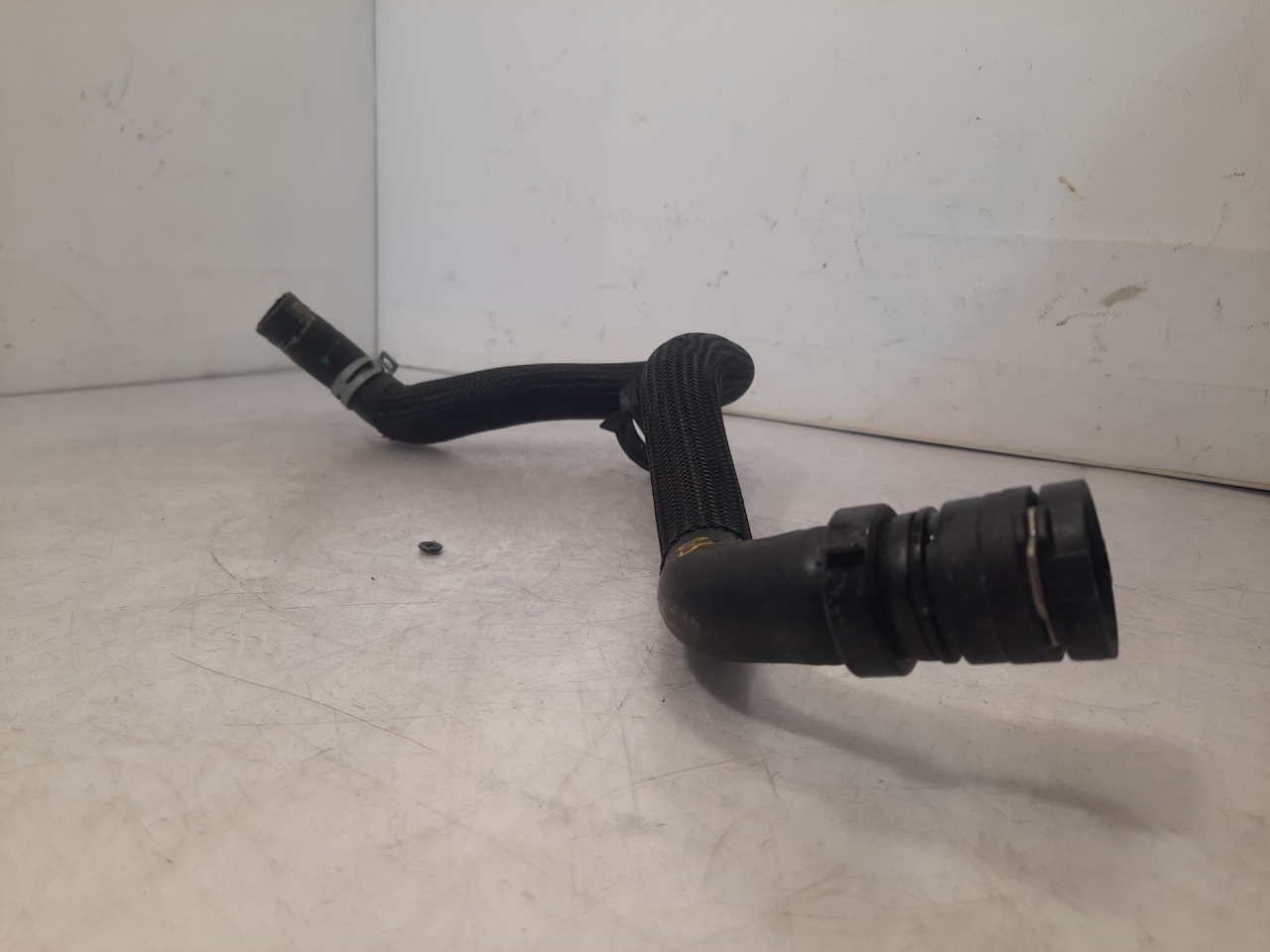 патрубок (трубопровод, шланг) Chevrolet Equinox 3 поколение 2019, 1.5 л., бензин, АКПП, белый, внедорожник 5 дв., передний привод, 84537696 - фото №1