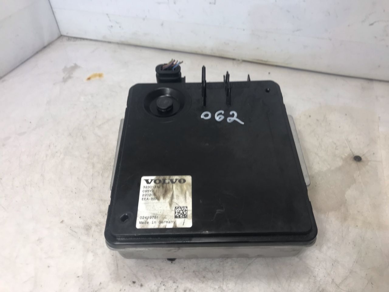 Преобразователь напряжения Volvo XC60 2 поколение 2023, 2.0 л., бензин, АКПП, белый, внедорожник 5 дв., передний привод, 32301317 - фото №1