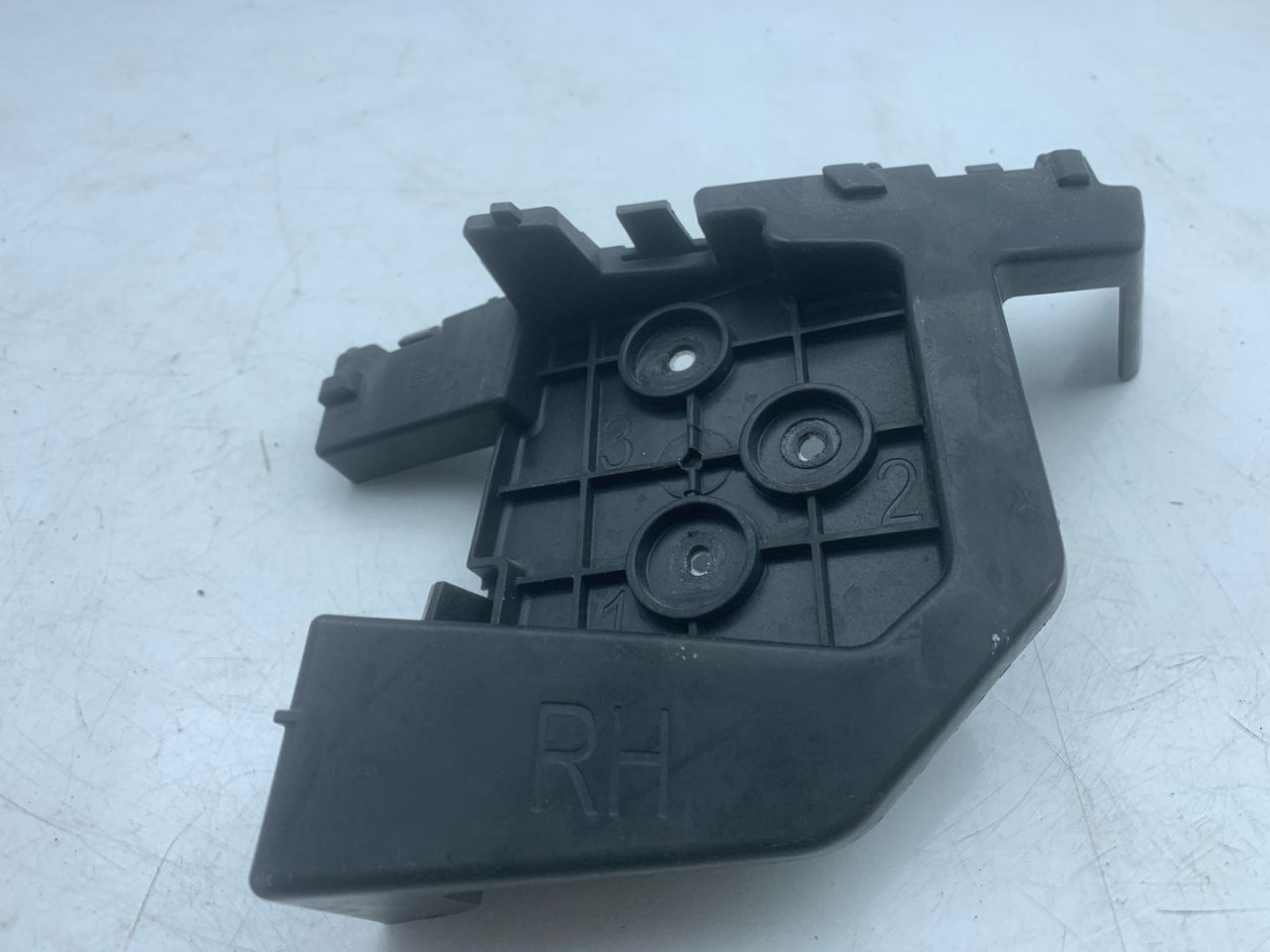 Крепление бампера заднего GMC Terrain 2 поколение 2018, 1.5 л., бензин, АКПП, черный, внедорожник 5 дв., полный привод, 84305589 - фото №1