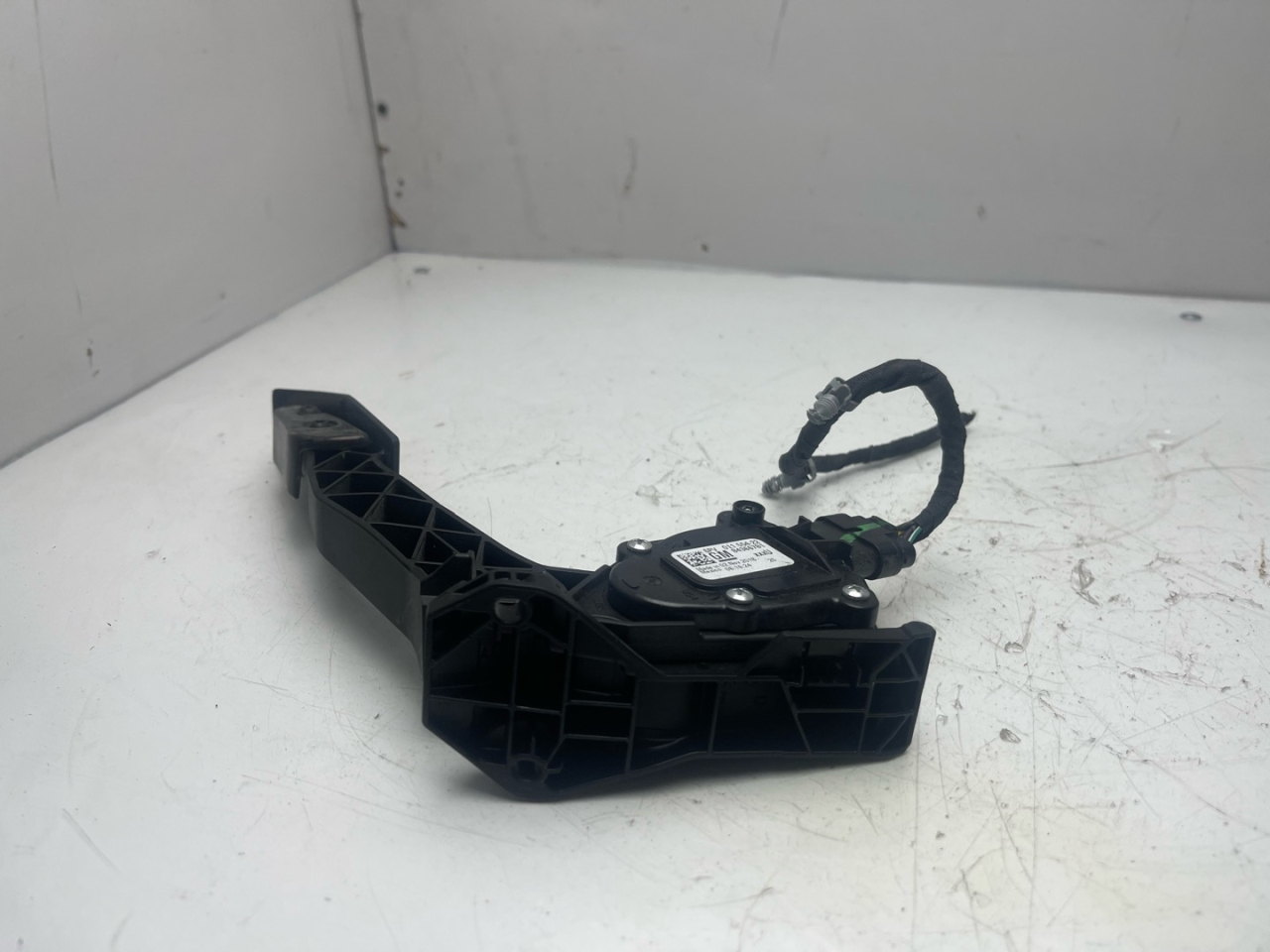 педаль Chevrolet Equinox 3 поколение 2019, 1.5 л., бензин, АКПП, белый, внедорожник 5 дв., передний привод, 84366781 - фото №1