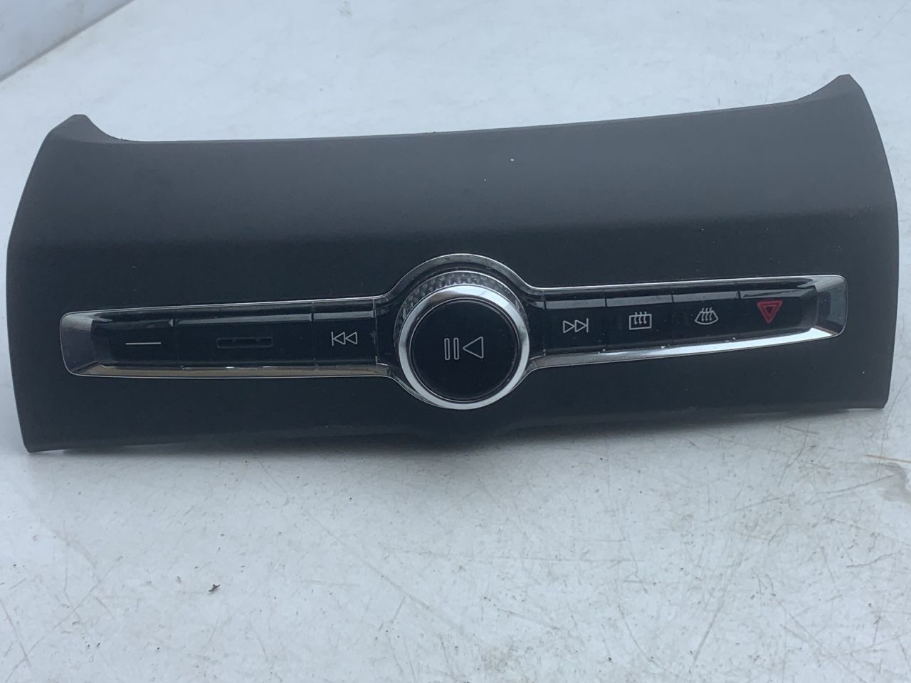 блок управления печки / климат-контроля Volvo XC60 2 поколение 2023, 2.0 л., бензин, АКПП, белый, внедорожник 5 дв., передний привод, P31398845, T21430179202 - фото №1