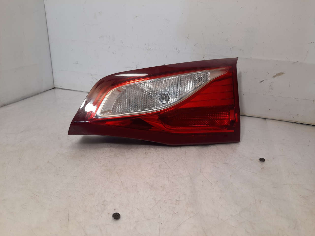 фонарь крышки багажника правый Chevrolet Equinox 3 поколение 2019, 2.0 л., бензин, АКПП, черный, внедорожник 5 дв., полный привод, 84341670 - фото №1