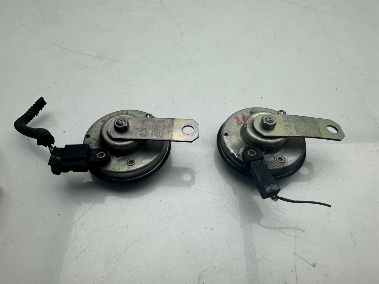 сигнал (клаксон) Subaru Outback 6 поколение 2020, 2.4 л., бензин, АКПП, серый, внедорожник 5 дв., полный привод, JK2722007410, JK2721008400 - фото №1