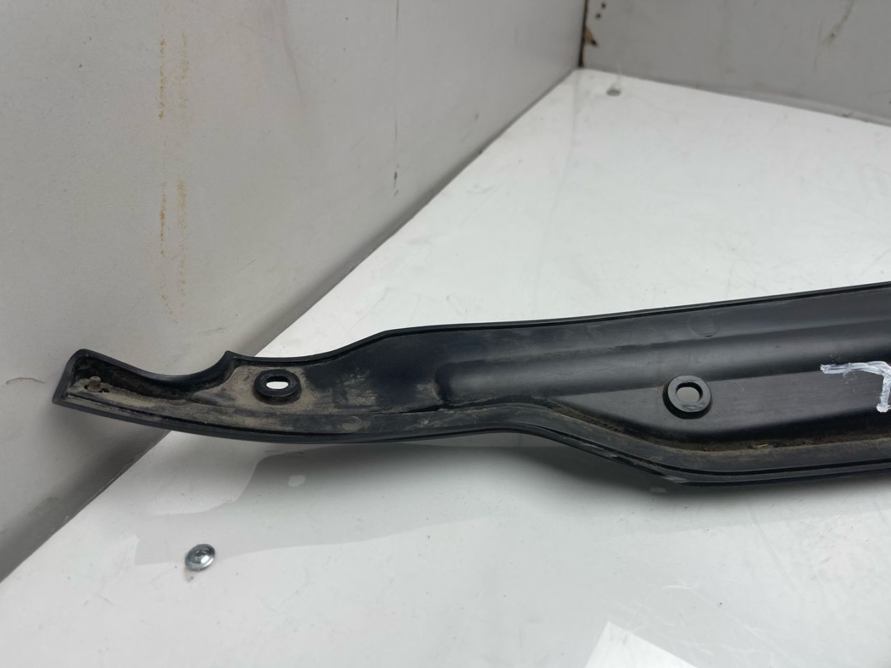 накладка двери (крышки) багажника Tesla Model S 1 поколение (2012 - 2016), 0.1 л., электро, АКПП, серый, седан, задний привод, L, 600757600 - фото №1