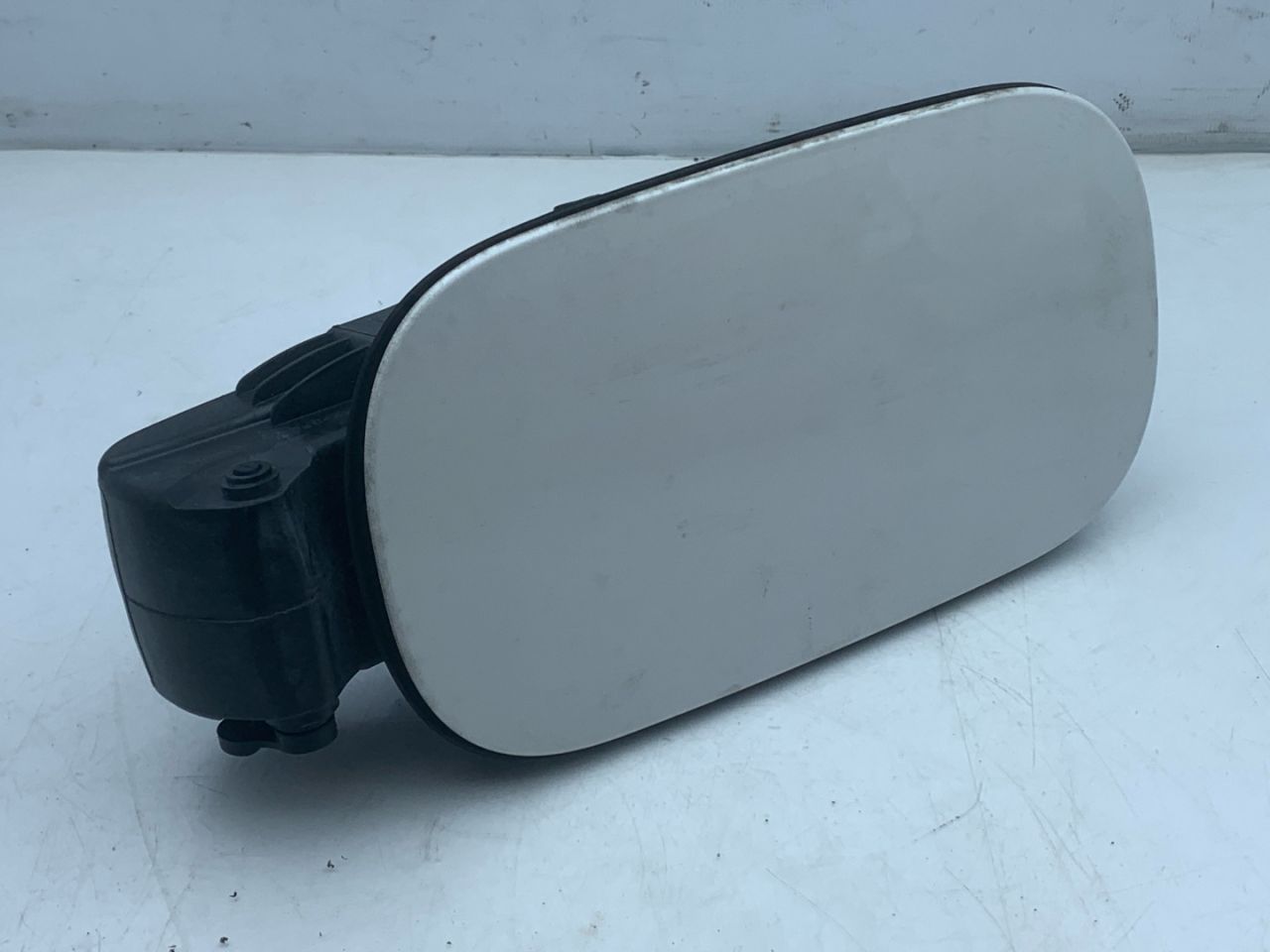 лючок топливного бака Volvo XC60 2 поколение 2023, 2.0 л., бензин, АКПП, белый, внедорожник 5 дв., передний привод - фото №1