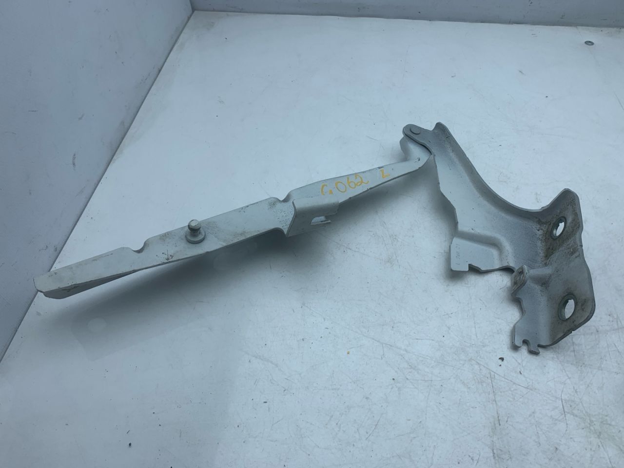 петля капота левая Volvo XC60 2 поколение 2023, 2.0 л., бензин, АКПП, белый, внедорожник 5 дв., передний привод, 31424537 - фото №1