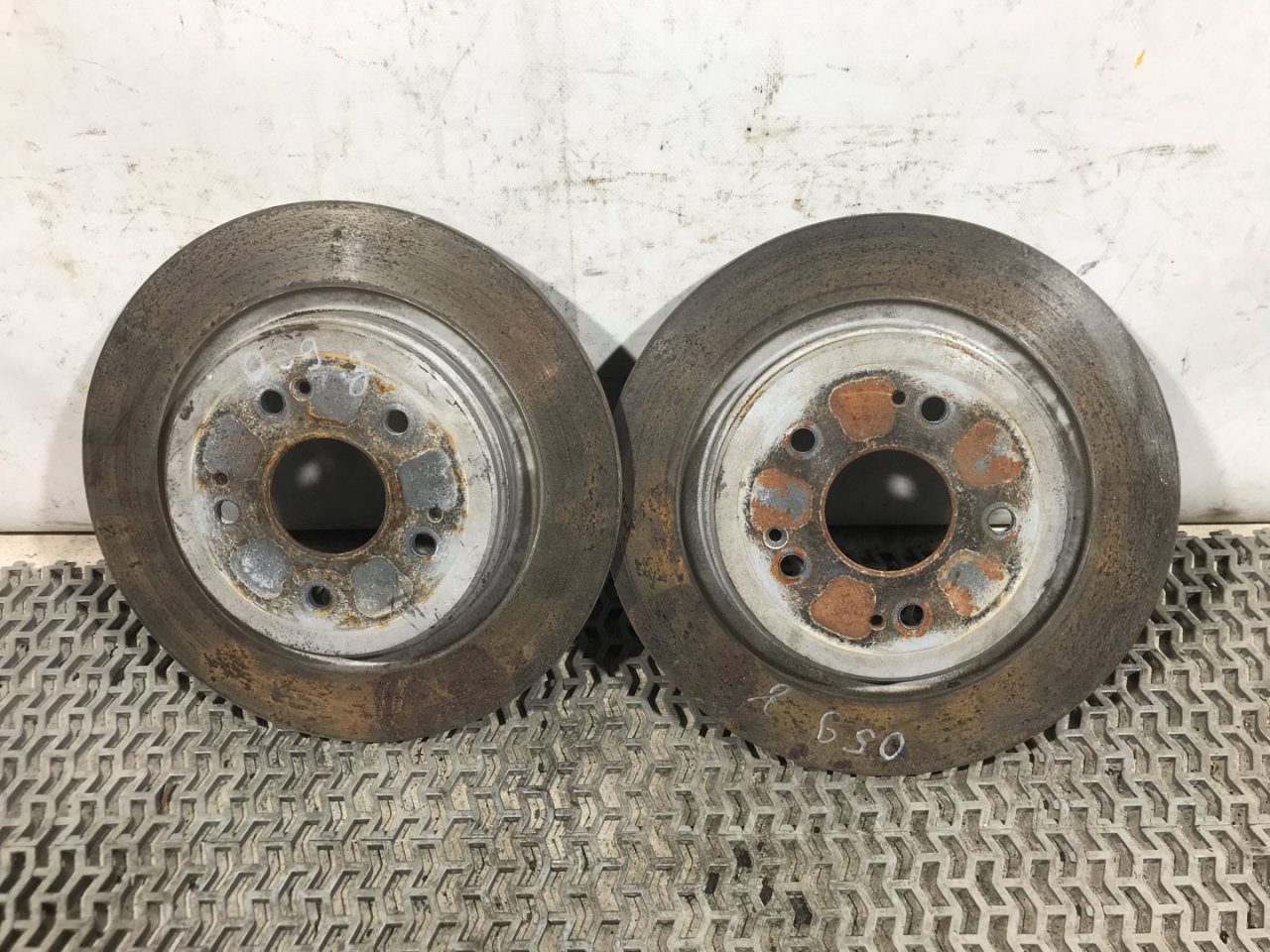 диск тормозной задний Acura RDX 3 поколение 2020, 2.0 л., бензин, АКПП, белый, внедорожник 5 дв., полный привод - фото №1