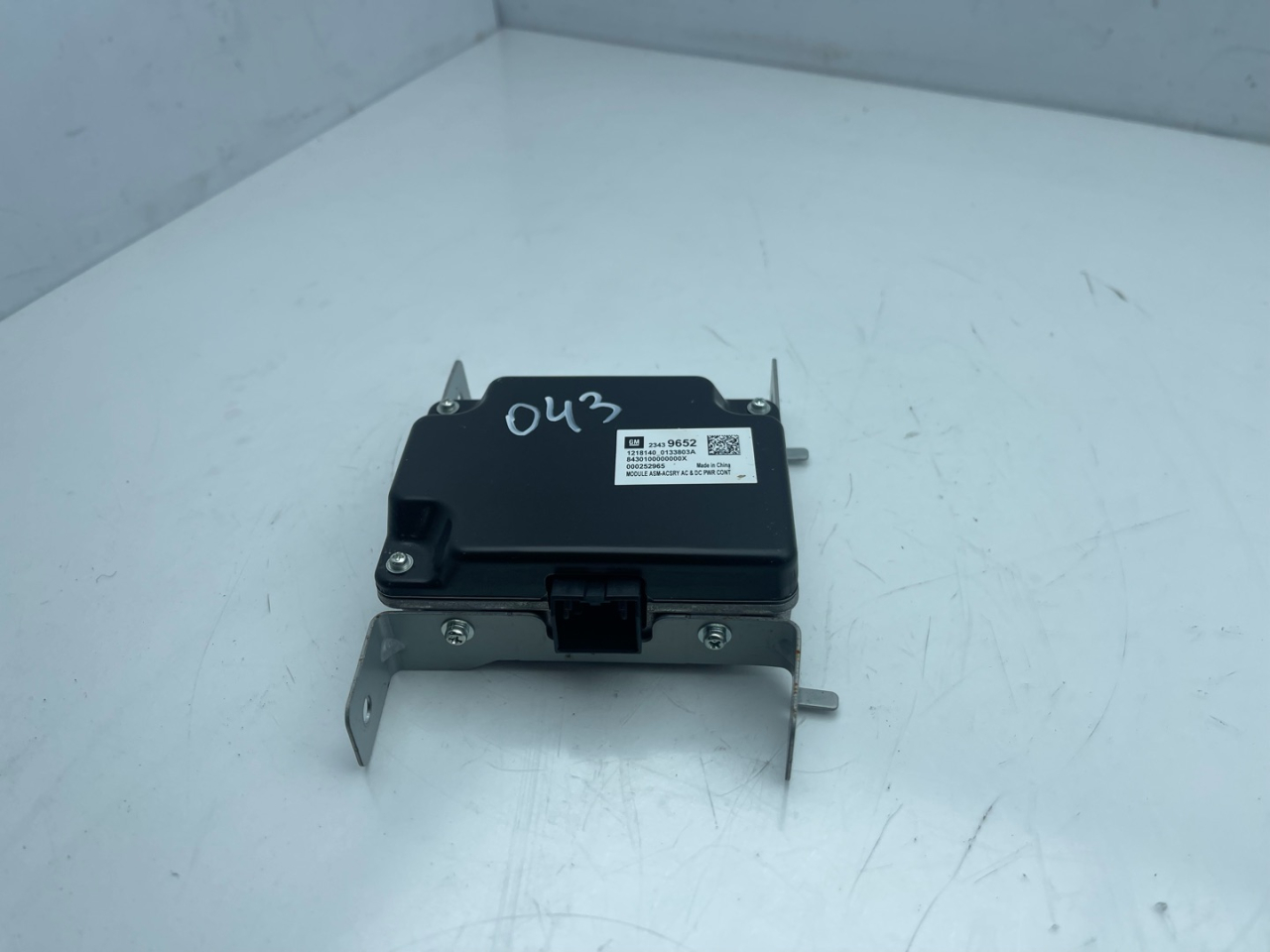 Преобразователь напряжения Chevrolet Equinox 3 поколение 2019, 2.0 л., бензин, АКПП, черный, внедорожник 5 дв., полный привод, 23249652 - фото №1