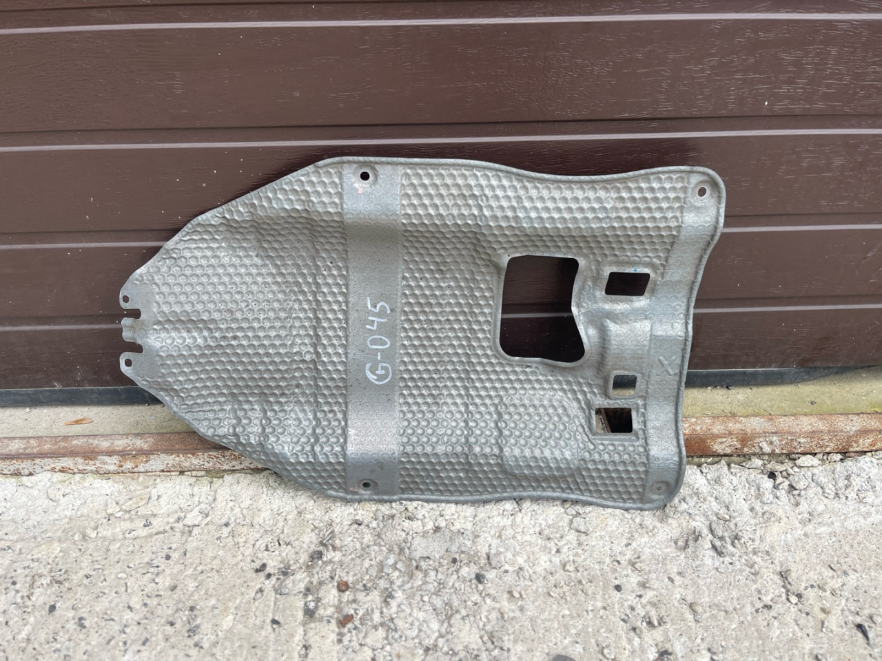 тепловой экран глушителя Subaru Forester 5 поколение (SK) 2020, 2.5 л., бензин, АКПП, серый, внедорожник 5 дв., полный привод - фото №1