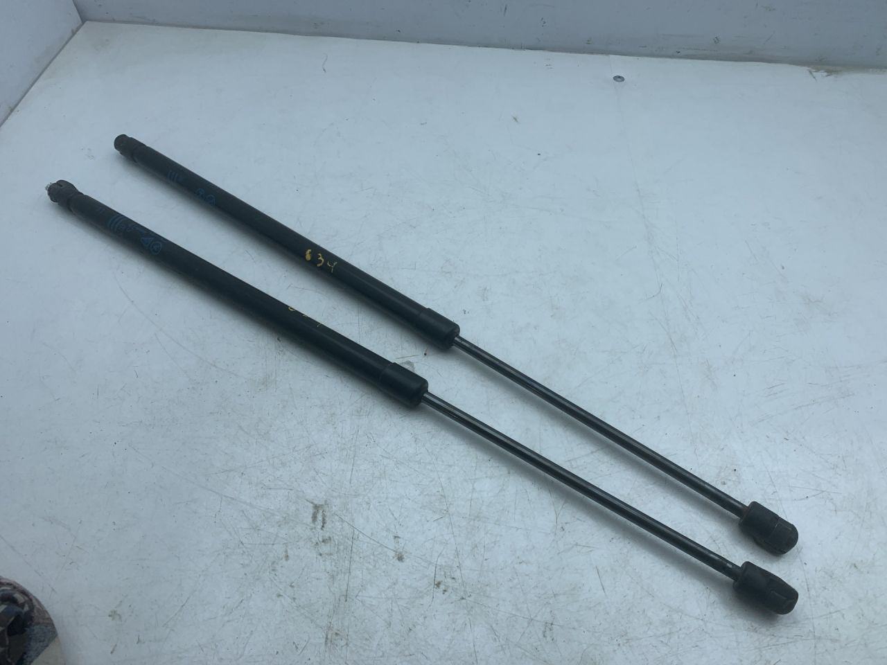 амортизатор крышки багажника (3-5 двери) Chevrolet TrailBlazer 3 поколение 2021, 1.3 л., бензин, АКПП, черный, хетчбэк 5 дв., передний привод - фото №1