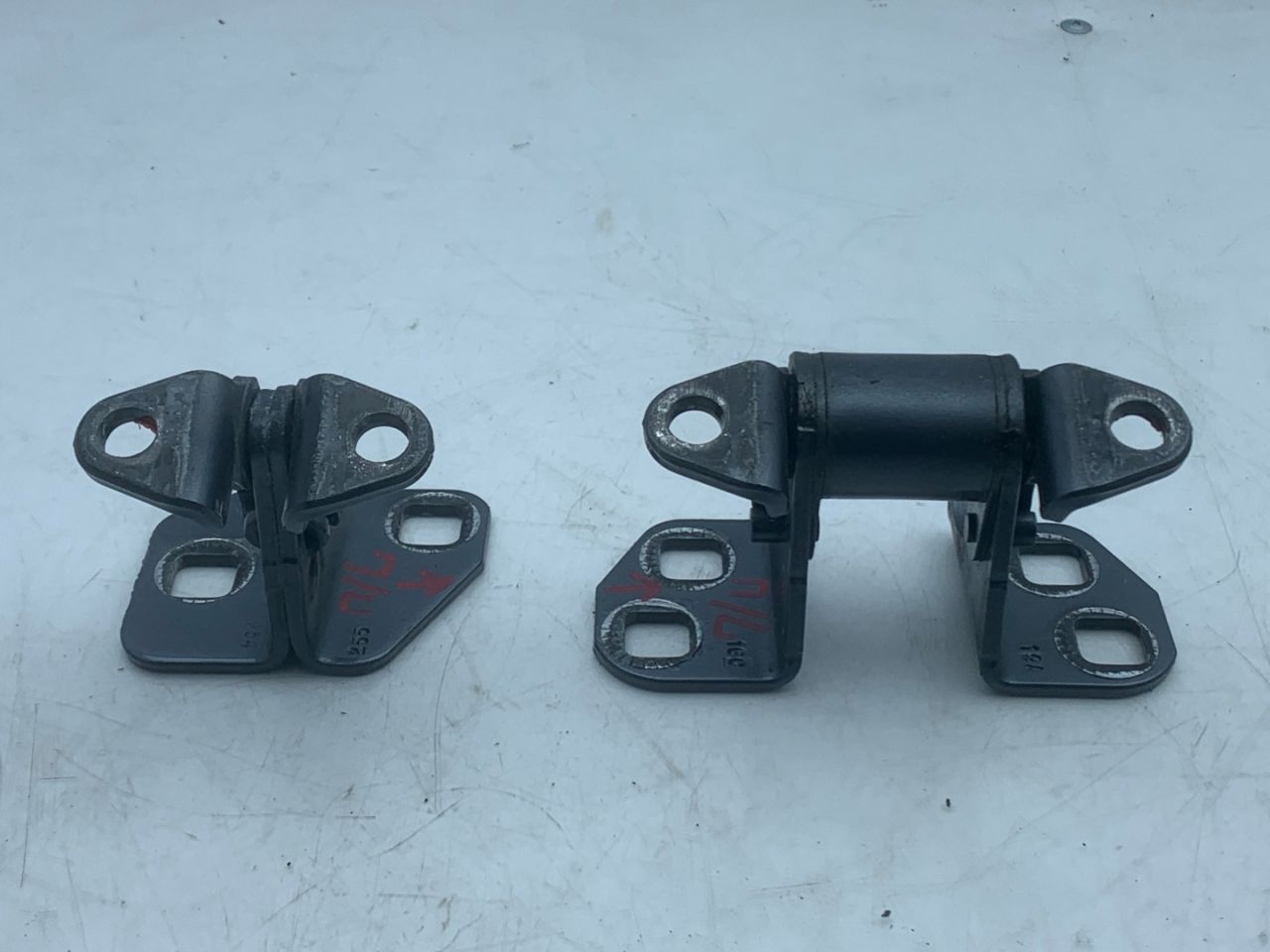 петля двери Tesla Model S 1 поколение (2012 - 2016), 0.1 л., электро, АКПП, серый, седан, задний привод - фото №1