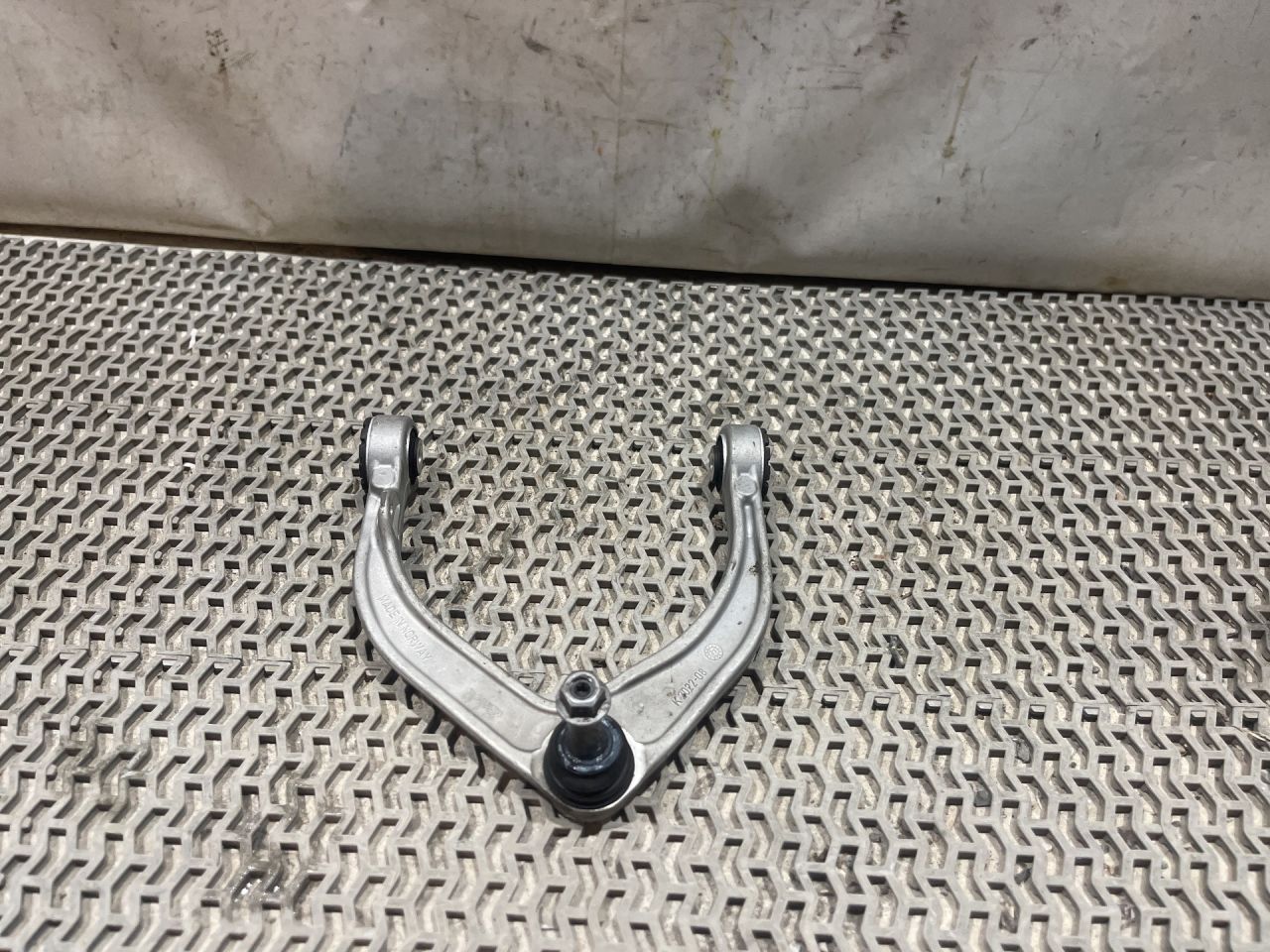 рычаг передний левый Volvo XC60 2 поколение 2023, 2.0 л., бензин, АКПП, белый, внедорожник 5 дв., передний привод, 1366630, 31360630 - фото №1