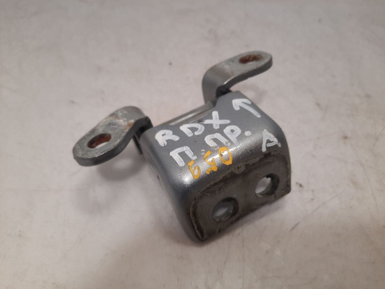 петля двери Acura RDX 3 поколение 2020, 2.0 л., бензин, АКПП, белый, внедорожник 5 дв., полный привод - фото №1