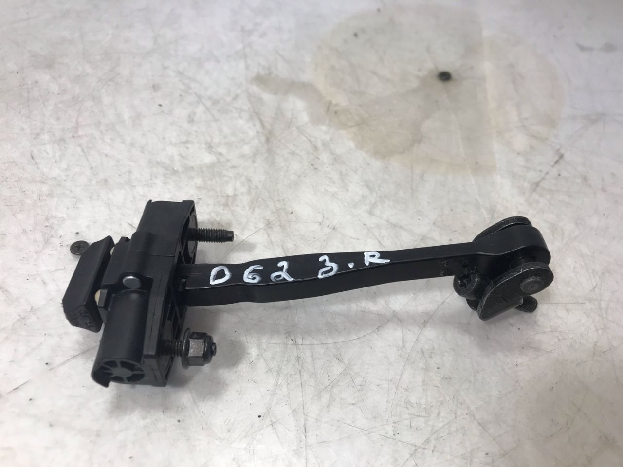 ограничитель открывания двери Volvo XC60 2 поколение 2023, 2.0 л., бензин, АКПП, белый, внедорожник 5 дв., передний привод - фото №1