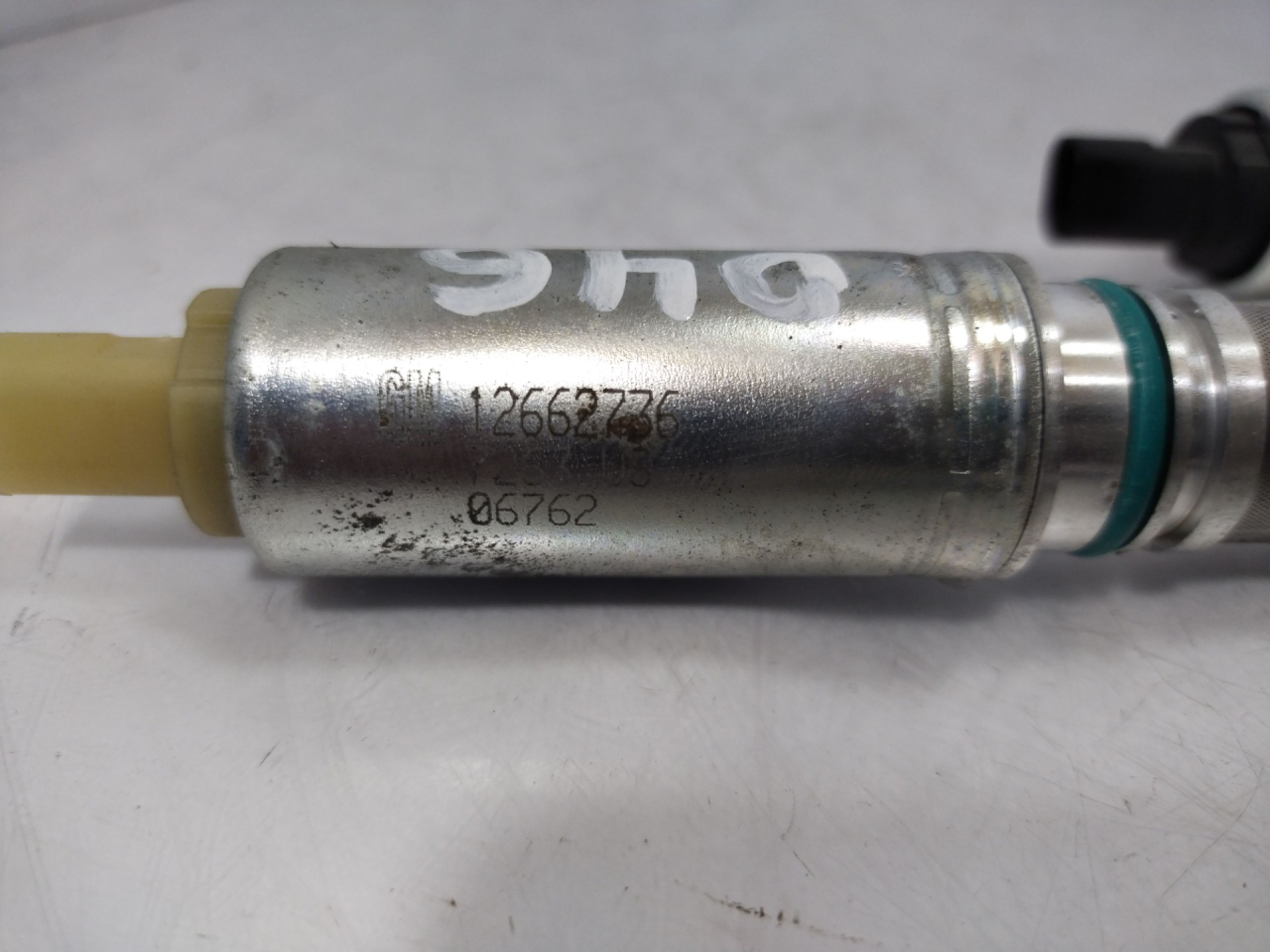 Клапан фазорегулятора Chevrolet Equinox 3 поколение 2018, 2.0 л., бензин, АКПП, синий, внедорожник 5 дв., передний привод, 12662737, 12662736 - фото №1