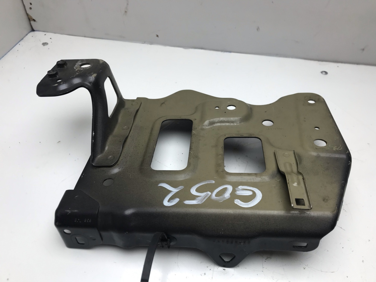 полка аккумулятора Acura RDX 3 поколение 2020, 2.0 л., бензин, АКПП, черный, внедорожник 5 дв., полный привод, 60630TJBA00ZZ - фото №1