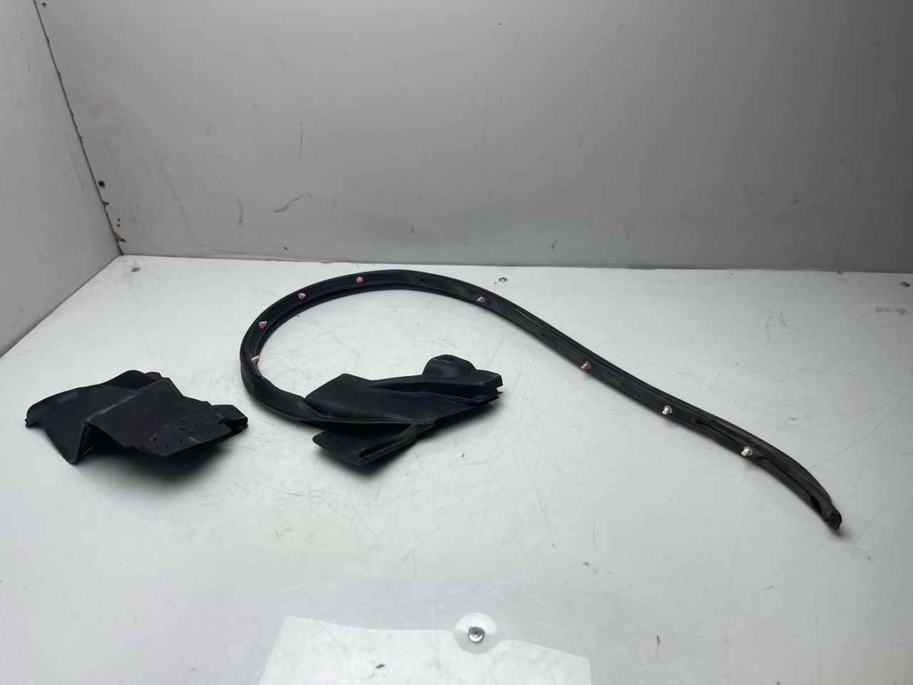 уплотнитель двери Tesla Model S 1 поколение (2012 - 2016), 0.1 л., электро, АКПП, серый, седан, задний привод - фото №1