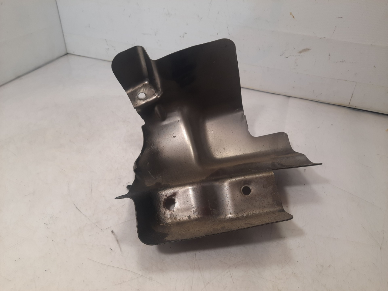 тепловой экран глушителя Chevrolet Equinox 3 поколение 2019, 1.5 л., бензин, АКПП, белый, внедорожник 5 дв., передний привод - фото №1