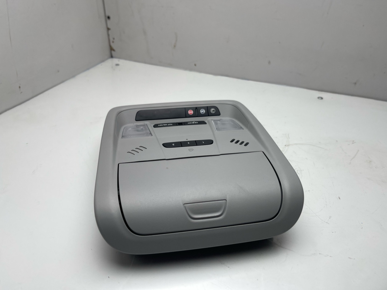 фонарь салона (плафон) Chevrolet Equinox 3 поколение 2018, 1.5 л., бензин, АКПП, черный, внедорожник 5 дв., полный привод - фото №1