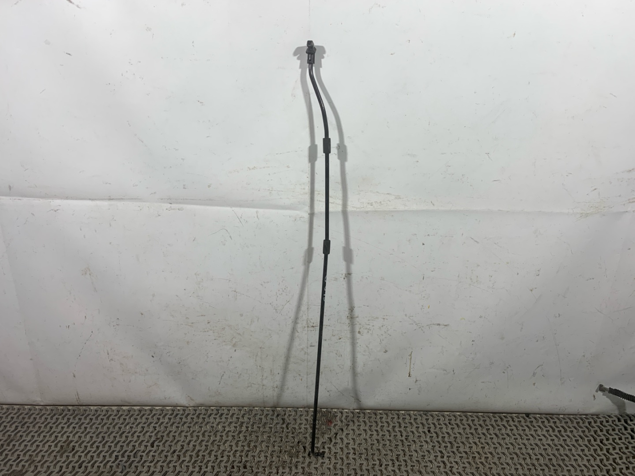 держатель капота Subaru Forester 5 поколение (SK) 2020, 2.5 л., бензин, АКПП, серый, внедорожник 5 дв., полный привод - фото №1