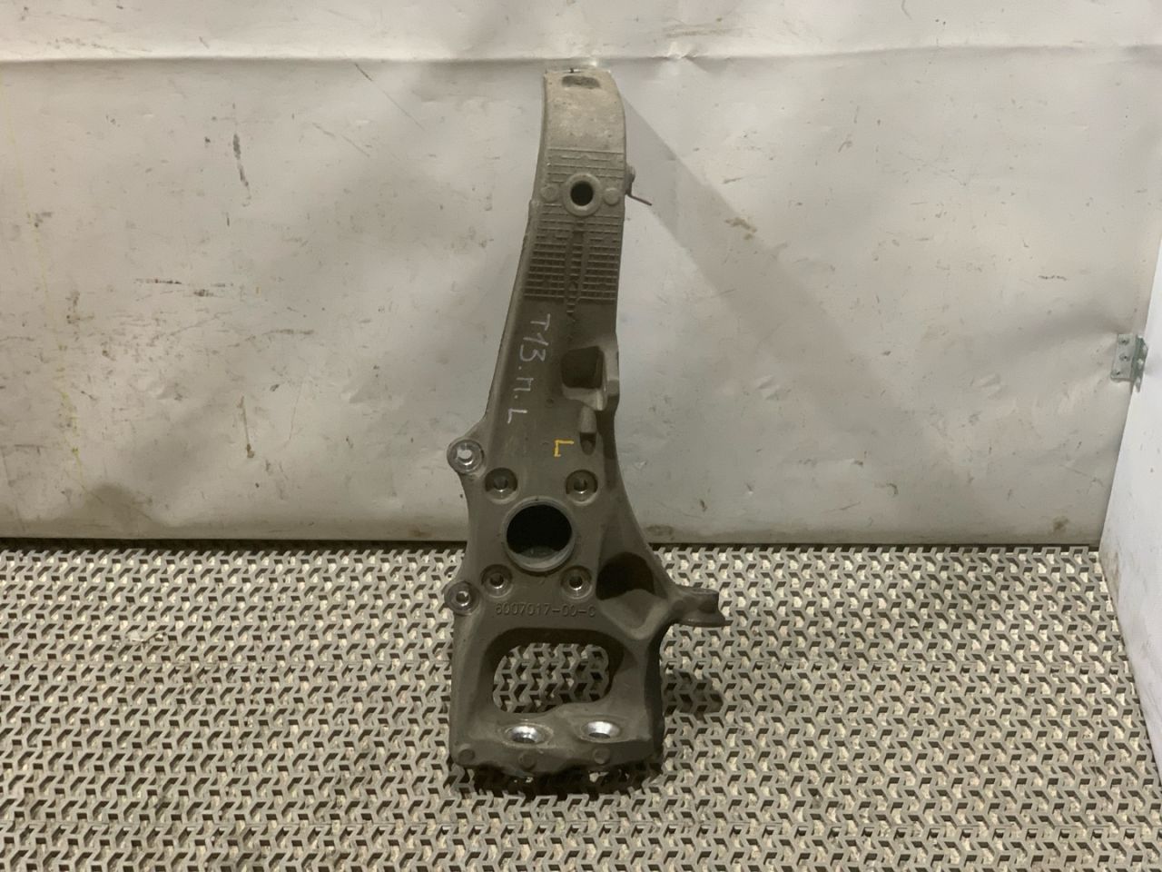 кулак поворотный левый Tesla Model S 1 поколение (2012 - 2016), 0.1 л., электро, АКПП, серый, седан, задний привод, 600701700S - фото №1