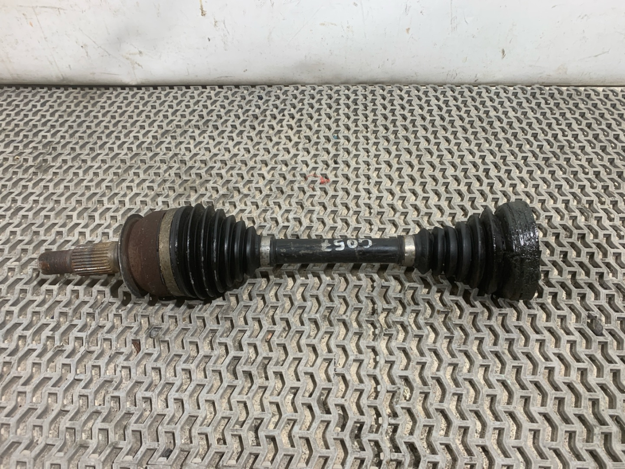 полуось передняя левая (приводной вал, ШРУС) Chevrolet Equinox 3 поколение 2018, 1.5 л., бензин, АКПП, черный, внедорожник 5 дв., полный привод - фото №1